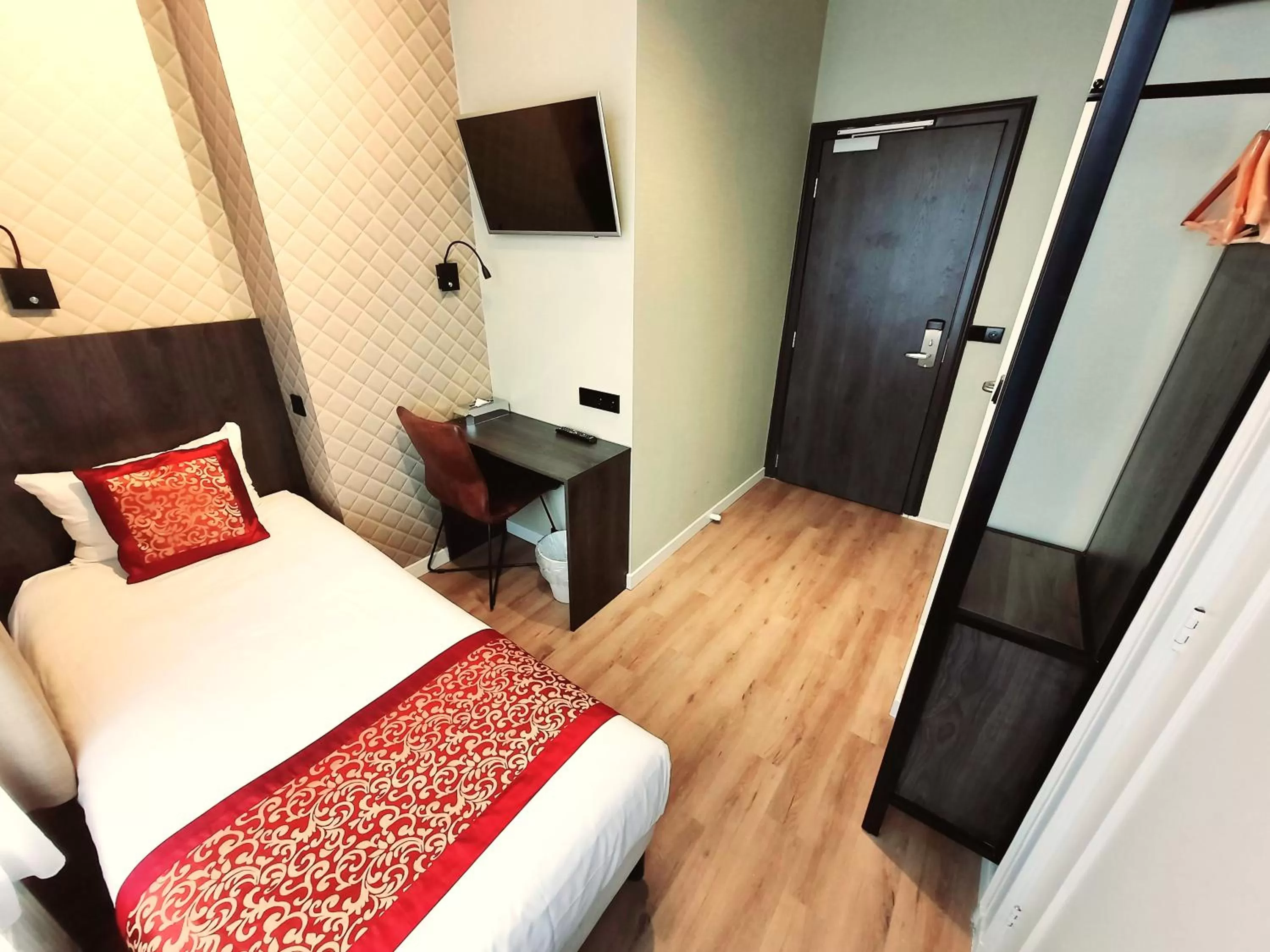 Photo of the whole room, Bed in Hotel Washington