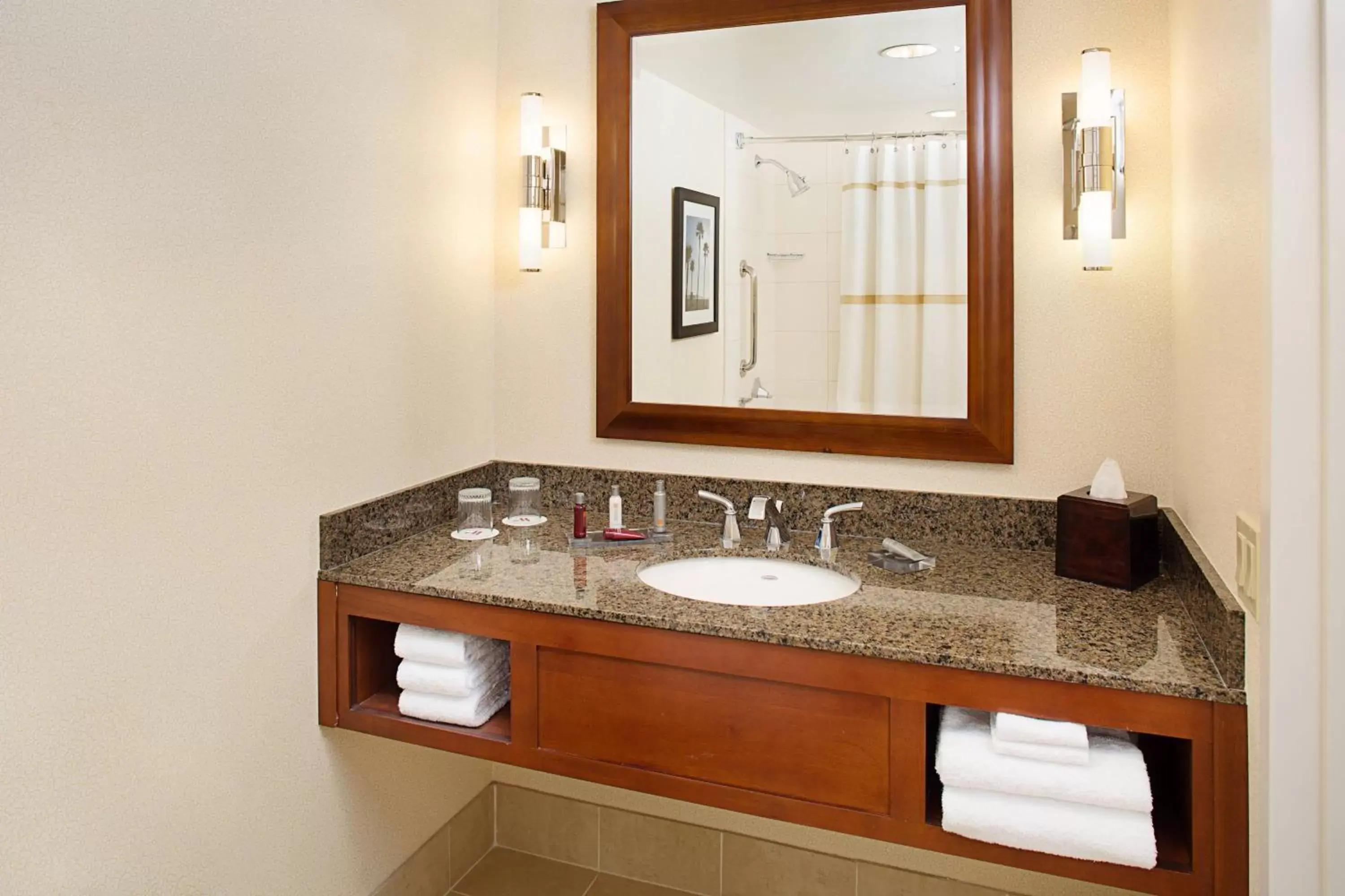 Bathroom in Los Angeles Marriott Burbank Airport