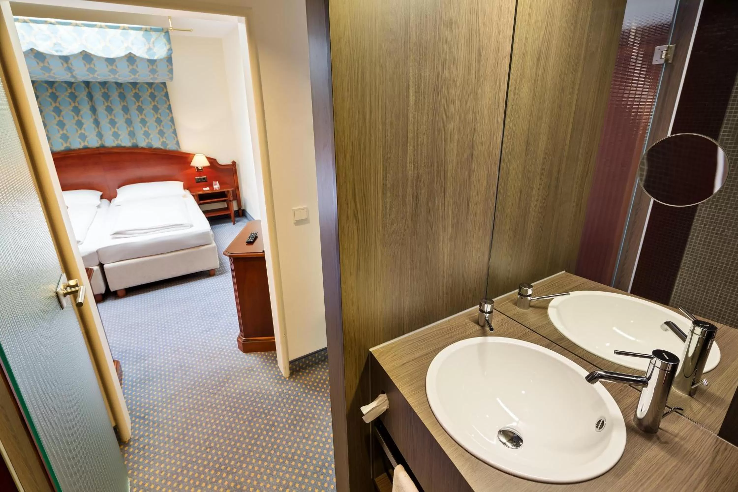 Bathroom, Bed in Austria Trend Hotel Schloss Wilhelminenberg Wien