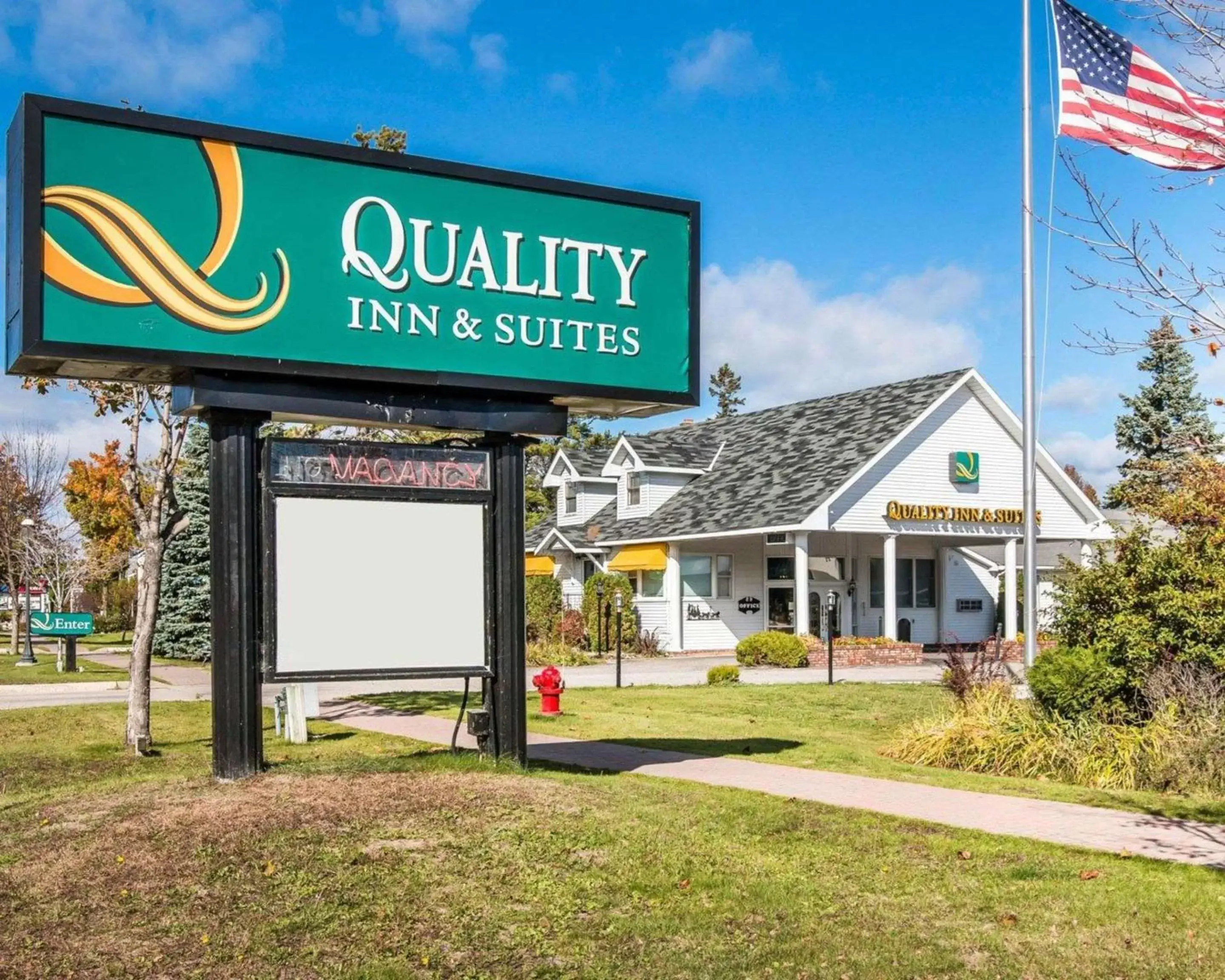 Property building in Quality Inn & Suites Mackinaw City Beachfront Property building in Quality Inn & Suites Mackinaw City Beachfront