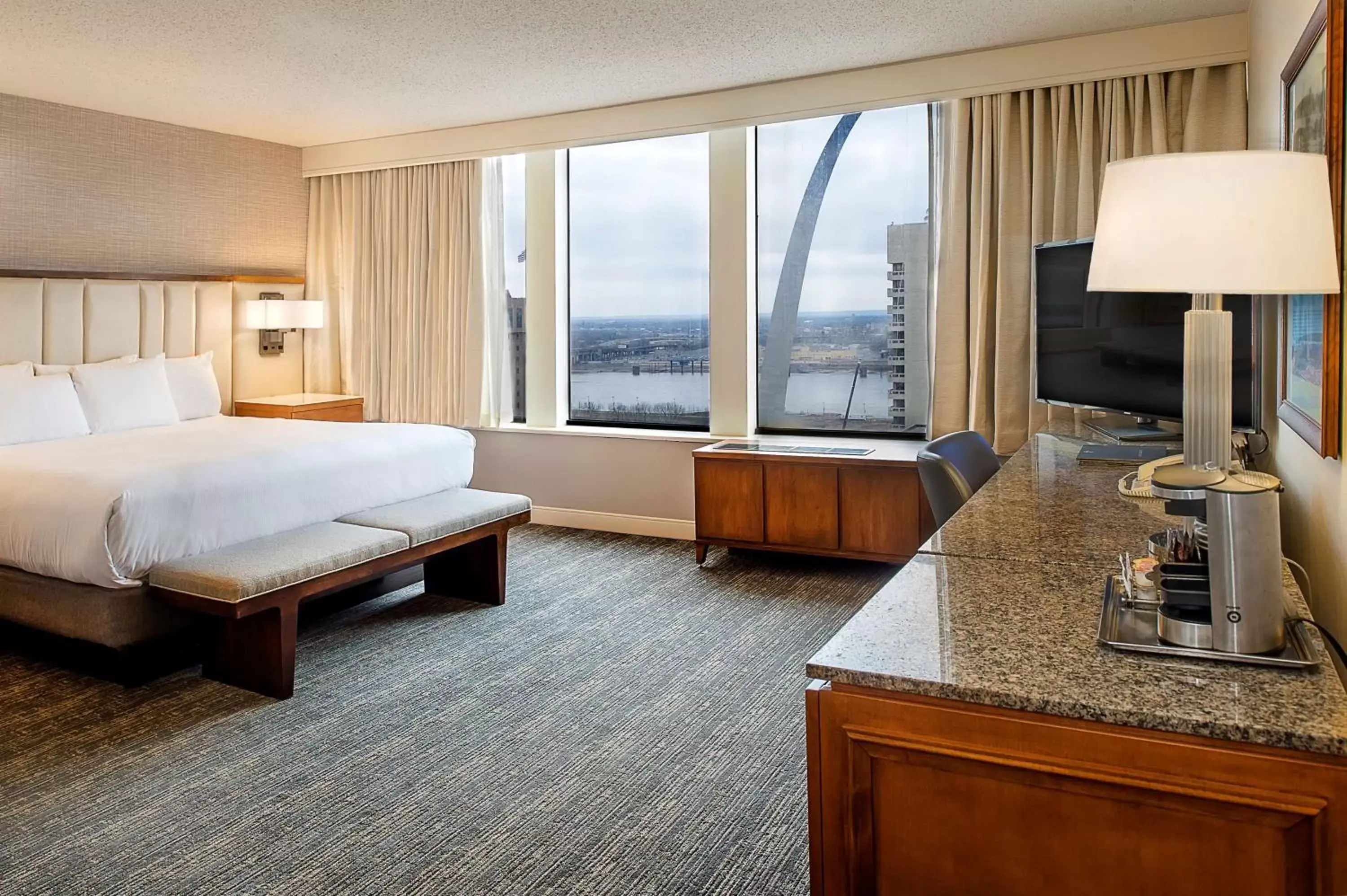 Bed in Hilton St. Louis at the Ballpark