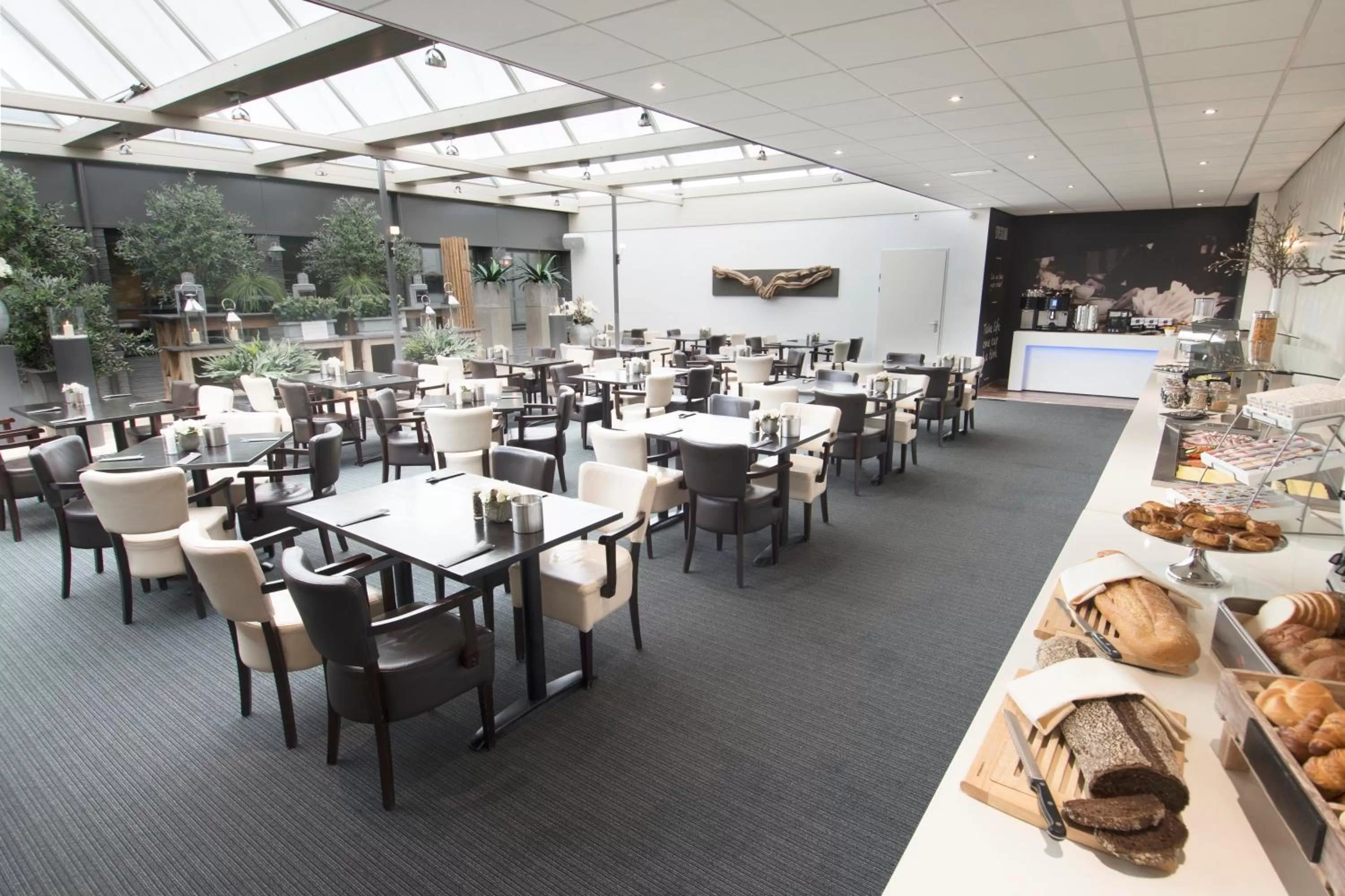 Restaurant/places to eat in Hotel De Zoete Inval Haarlemmerliede