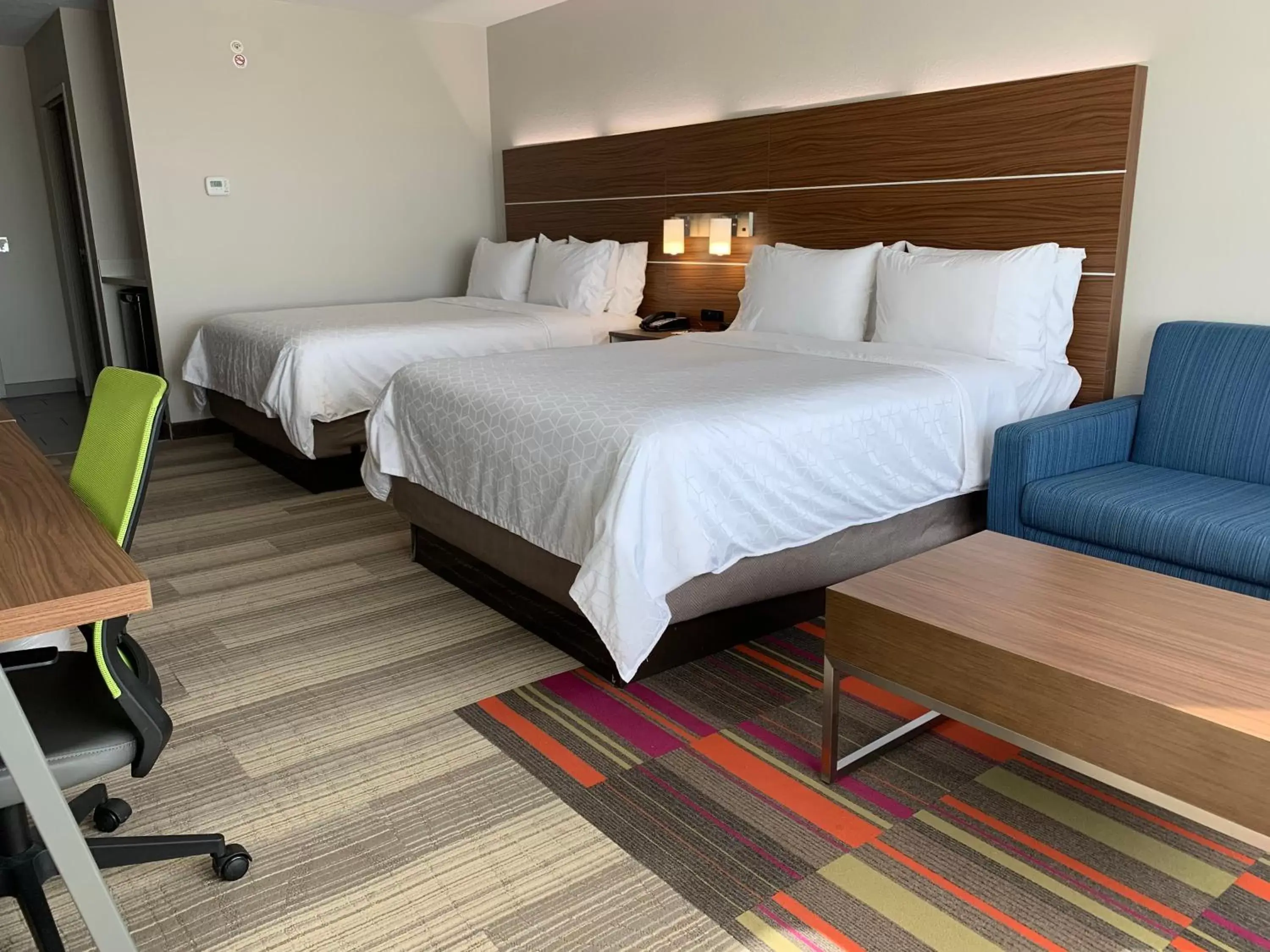 Photo of the whole room, Bed in Holiday Inn Express & Suites Moore, an IHG Hotel