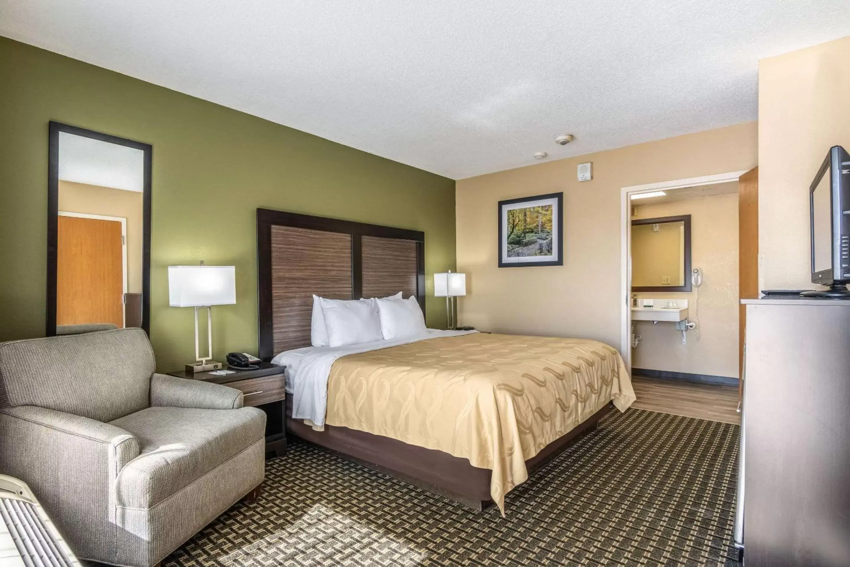 Photo of the whole room, Bed in Quality Inn National Fairgrounds Area