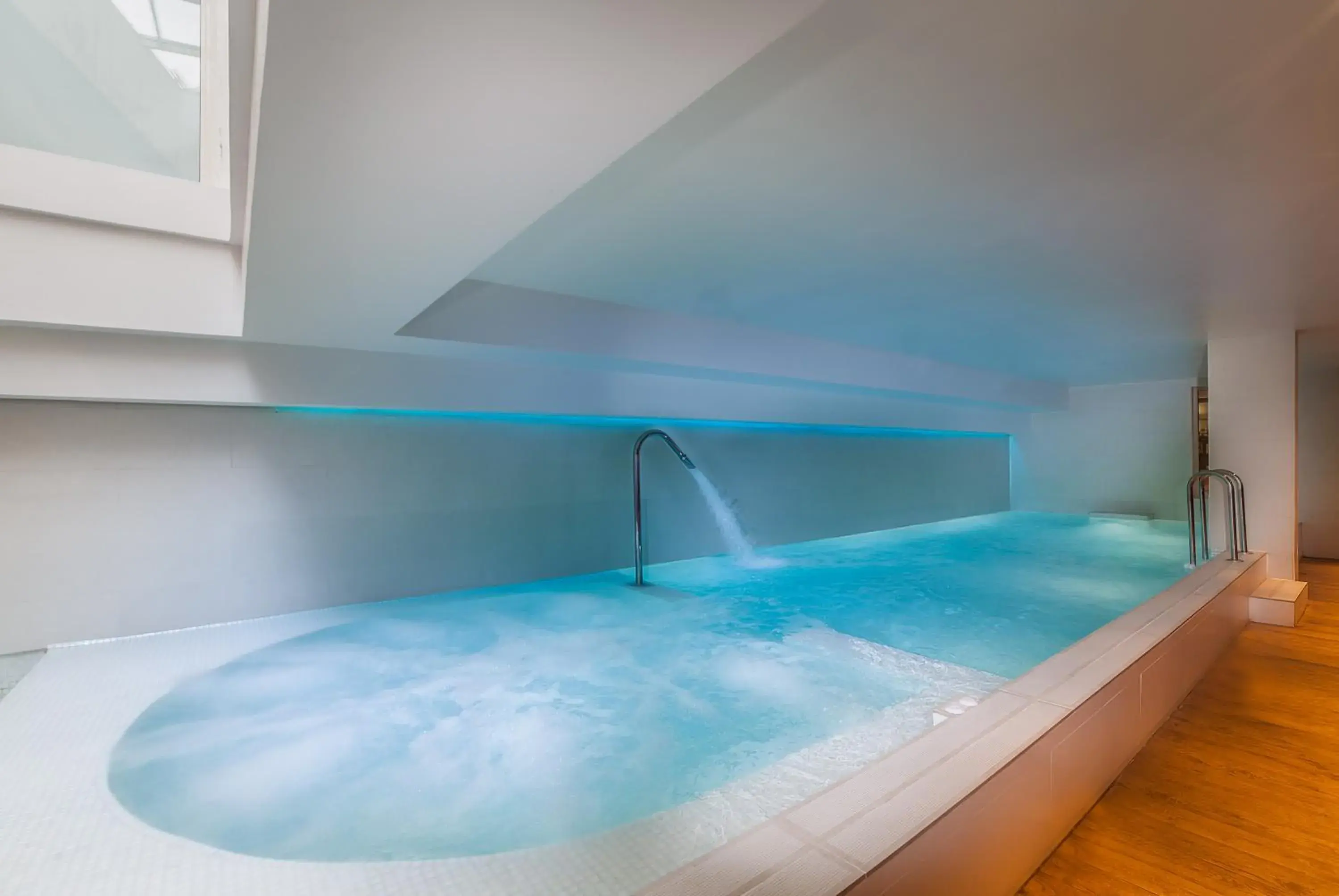 Hot Tub, Swimming Pool in Hôtel Montaigne & Spa