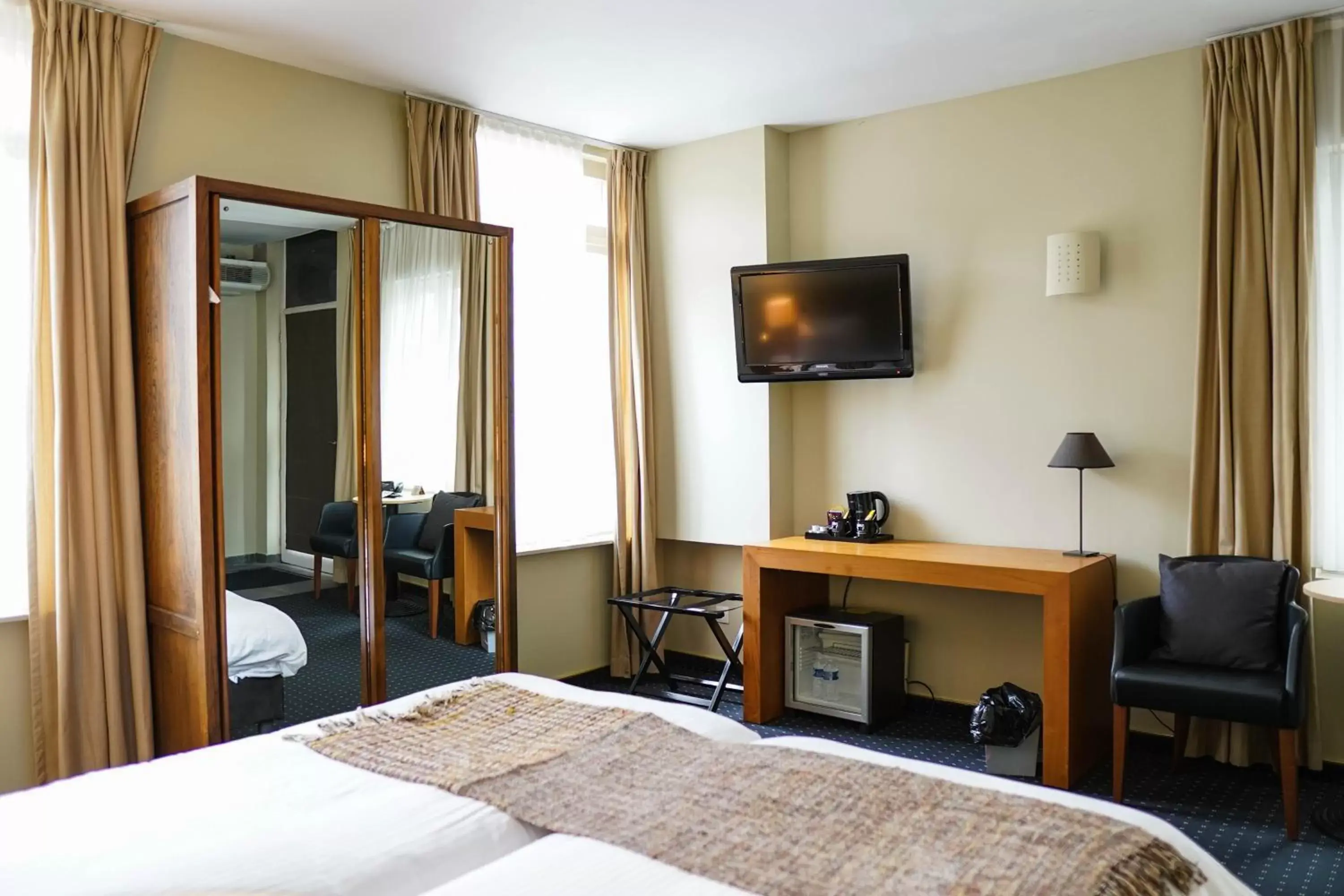 Bedroom, TV/Entertainment Center in Hotel de Flandre