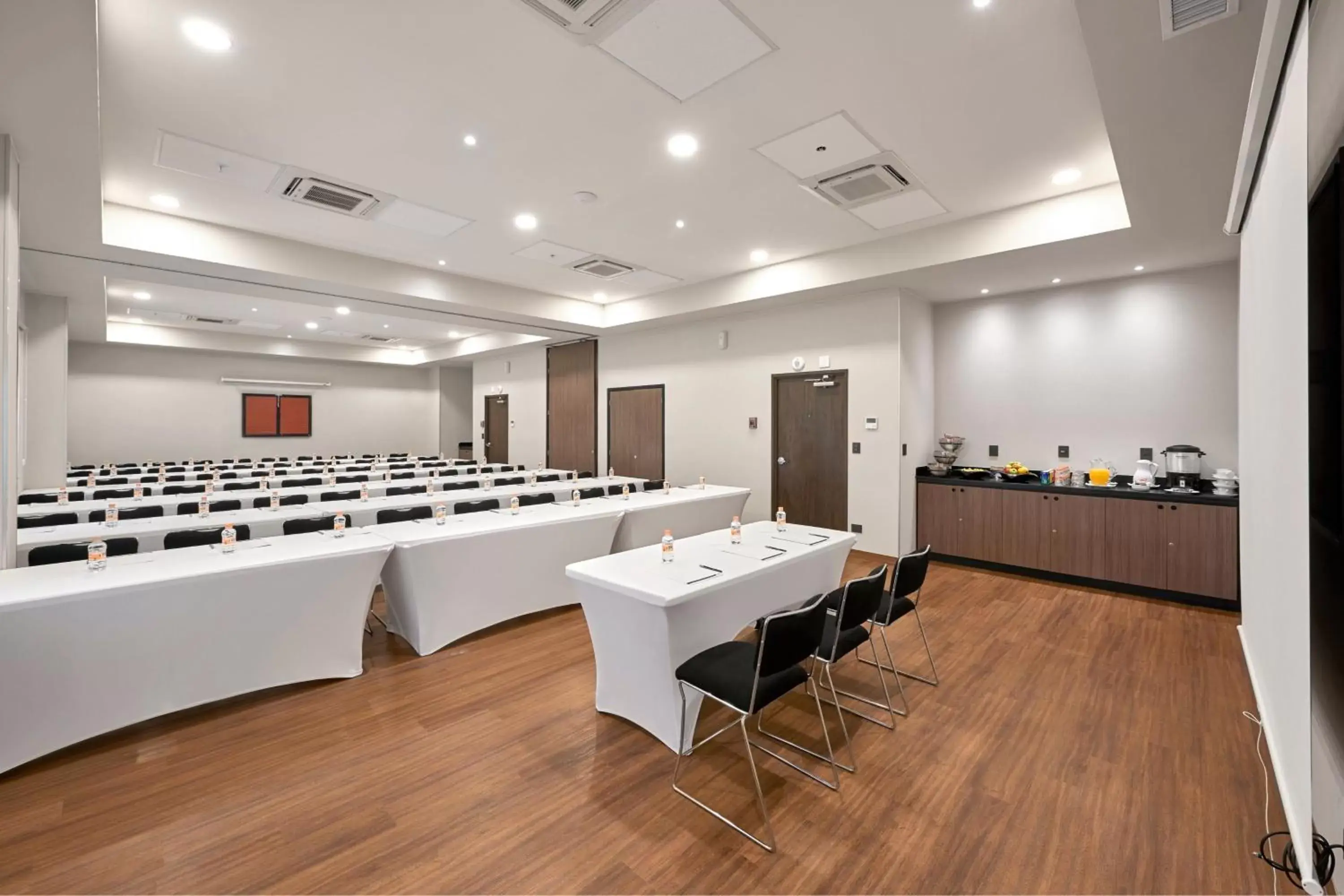 Meeting/conference room in City Express Suites by Marriott Cancún Aeropuerto