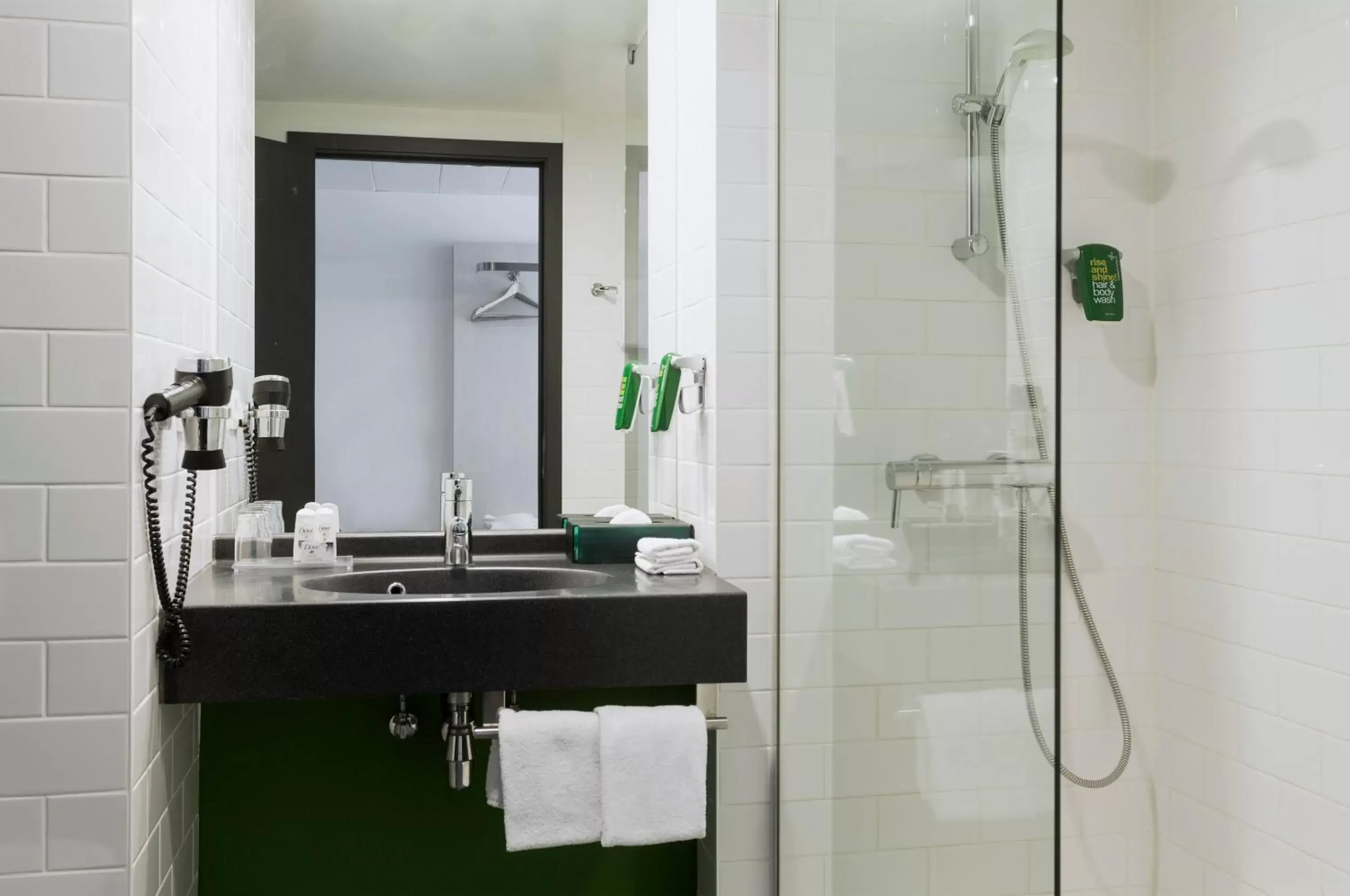 Shower, Bathroom in Hotel Park Inn by Radisson Brussels Midi