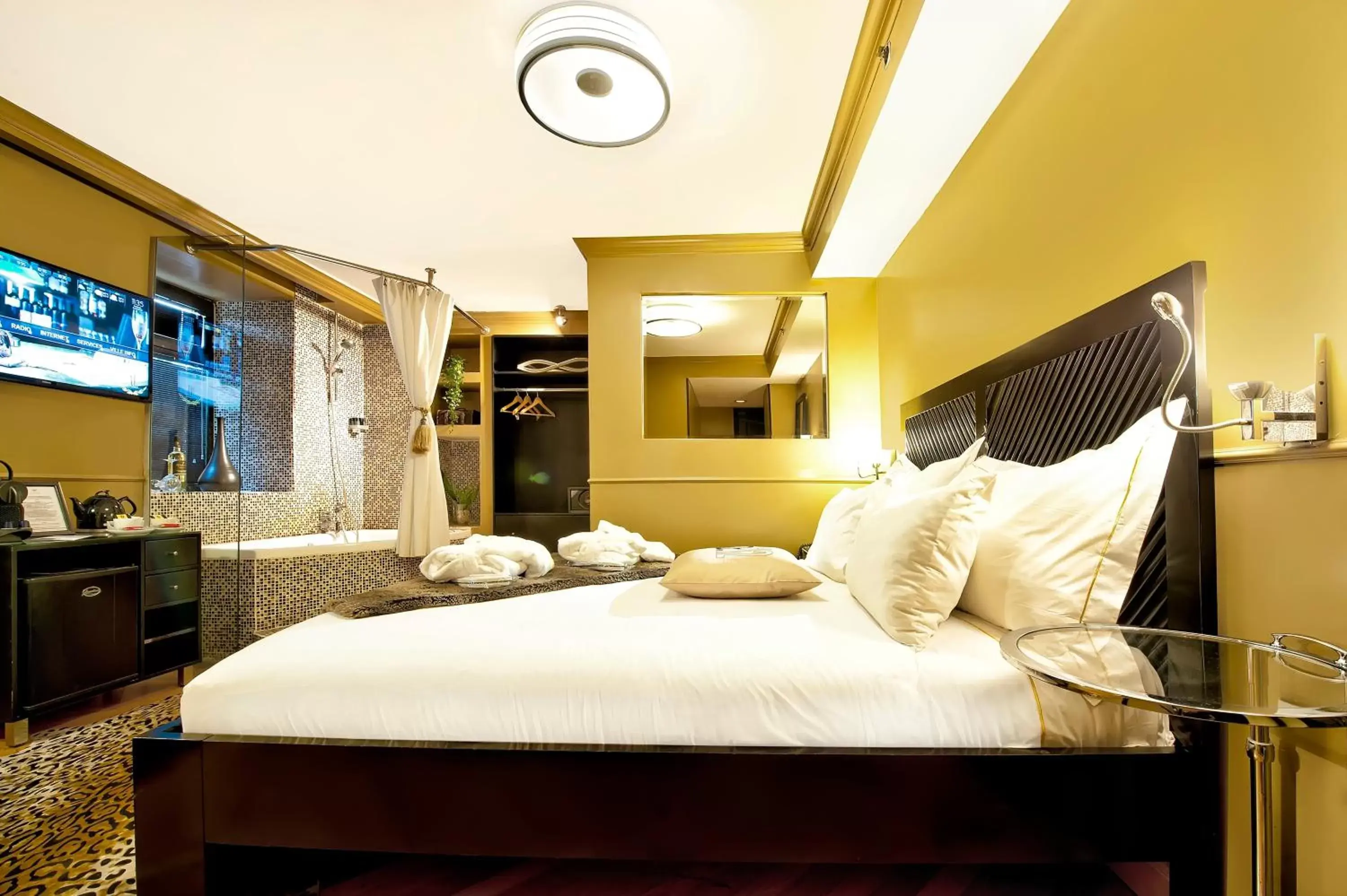 Photo of the whole room, Bed in Montefiore 16 - Urban Boutique Hotel