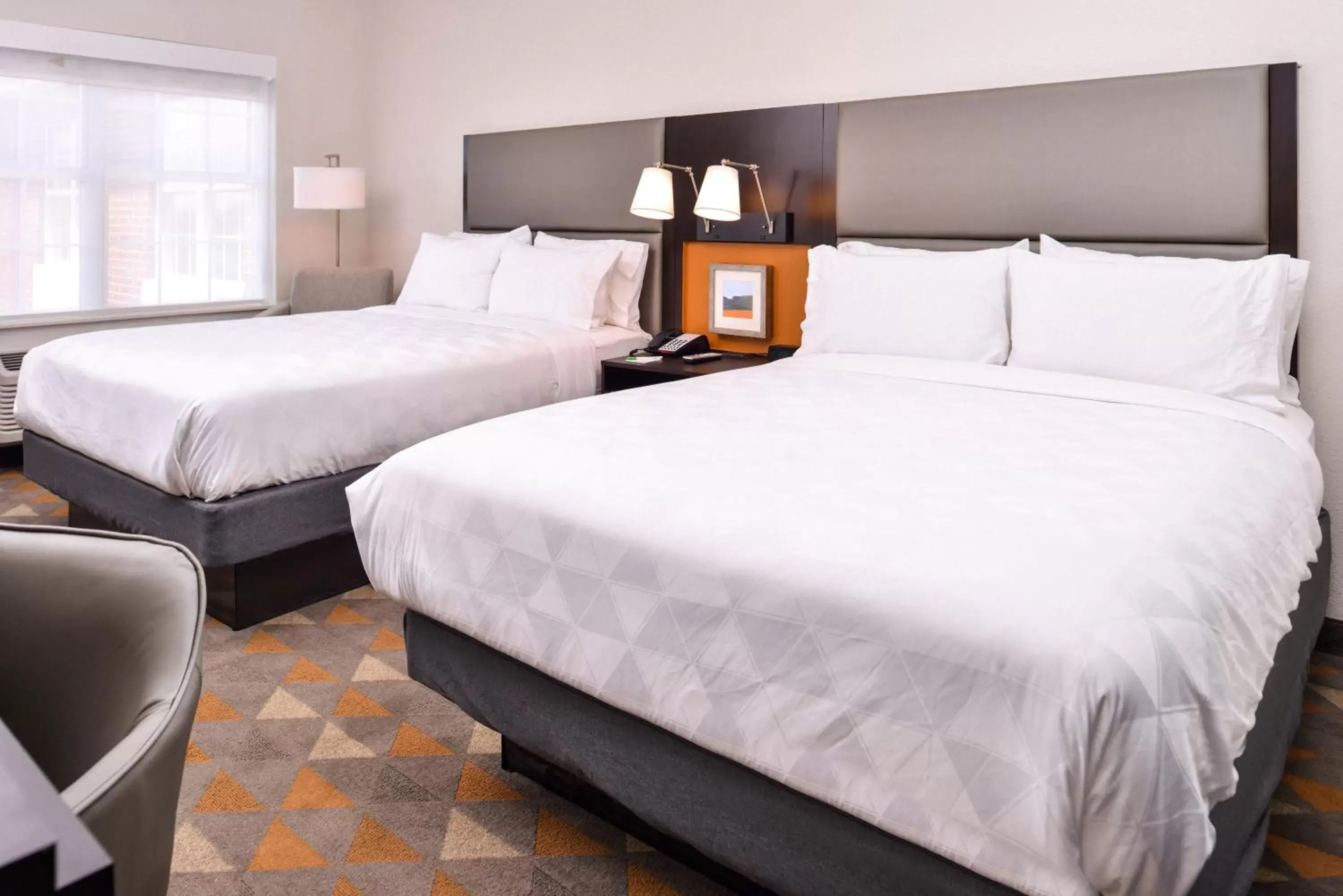 Photo of the whole room, Bed in Holiday Inn and Suites Addison, an IHG Hotel