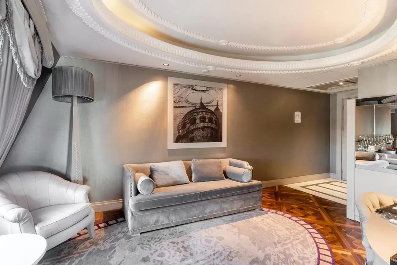 Bed, Seating Area in Wyndham Grand Istanbul Kalamış Marina Hotel