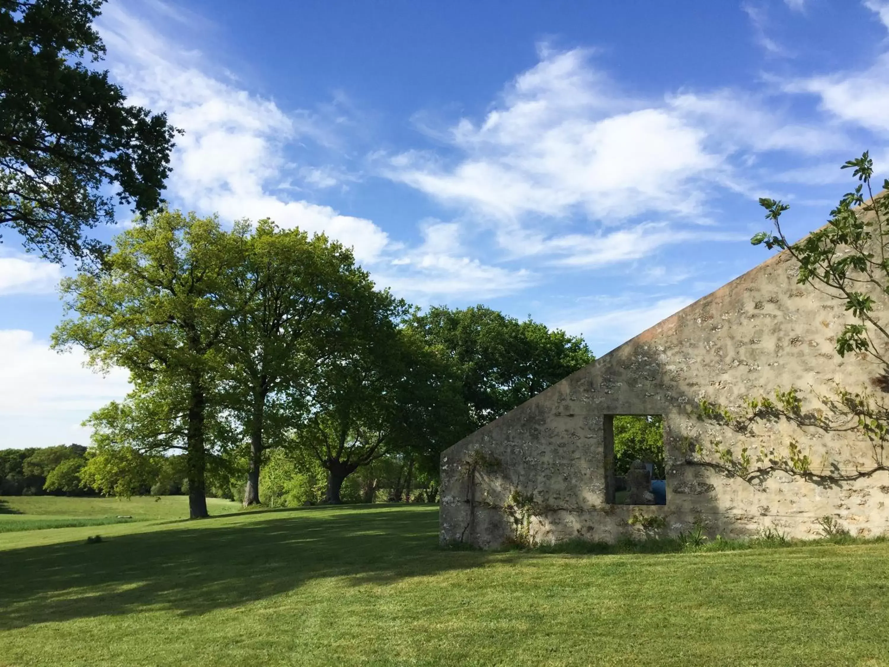 Day, Property Building in Le Clos du Gusquel