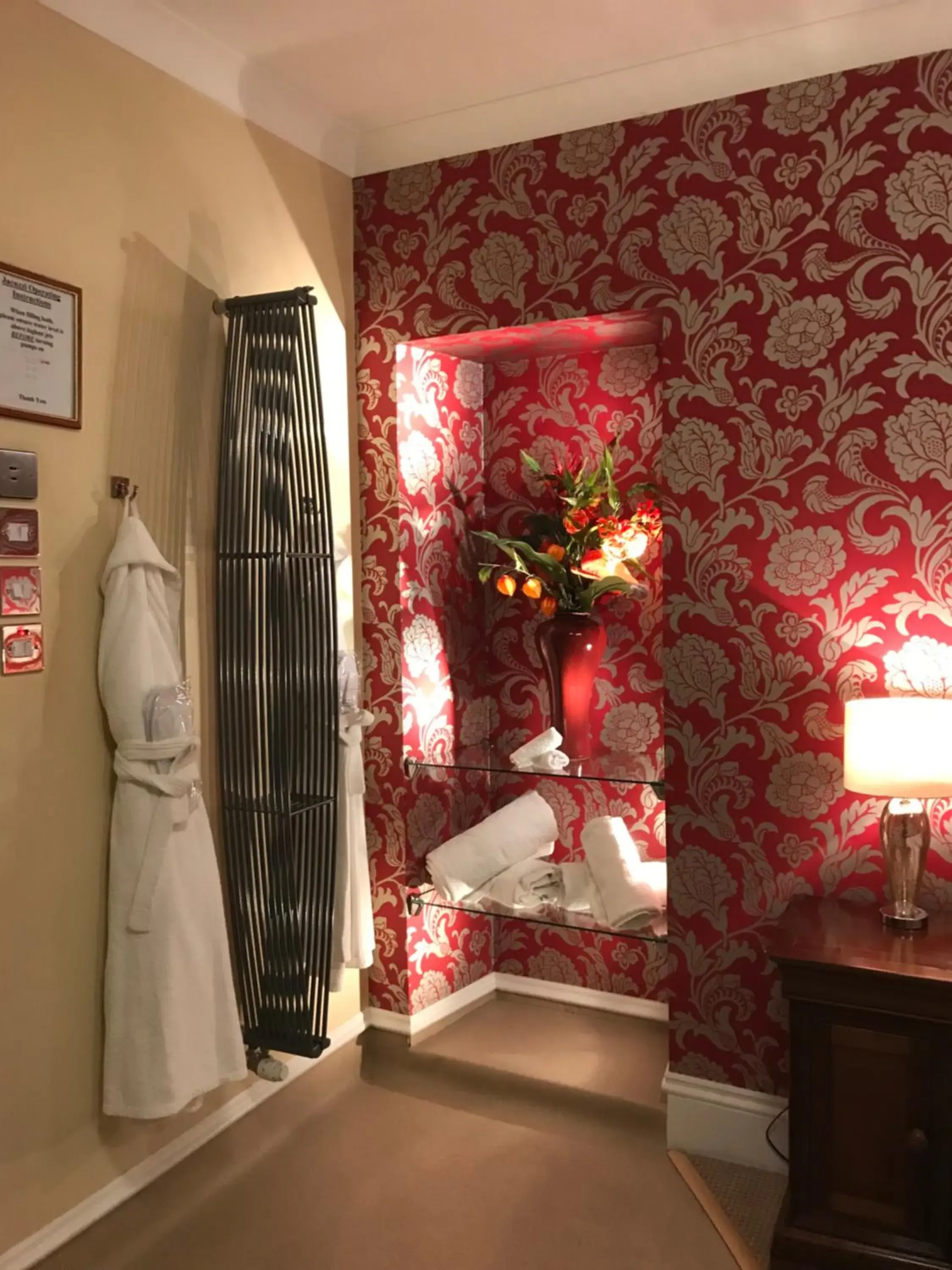 Hot Tub, Bathroom in Beaufort Hotel