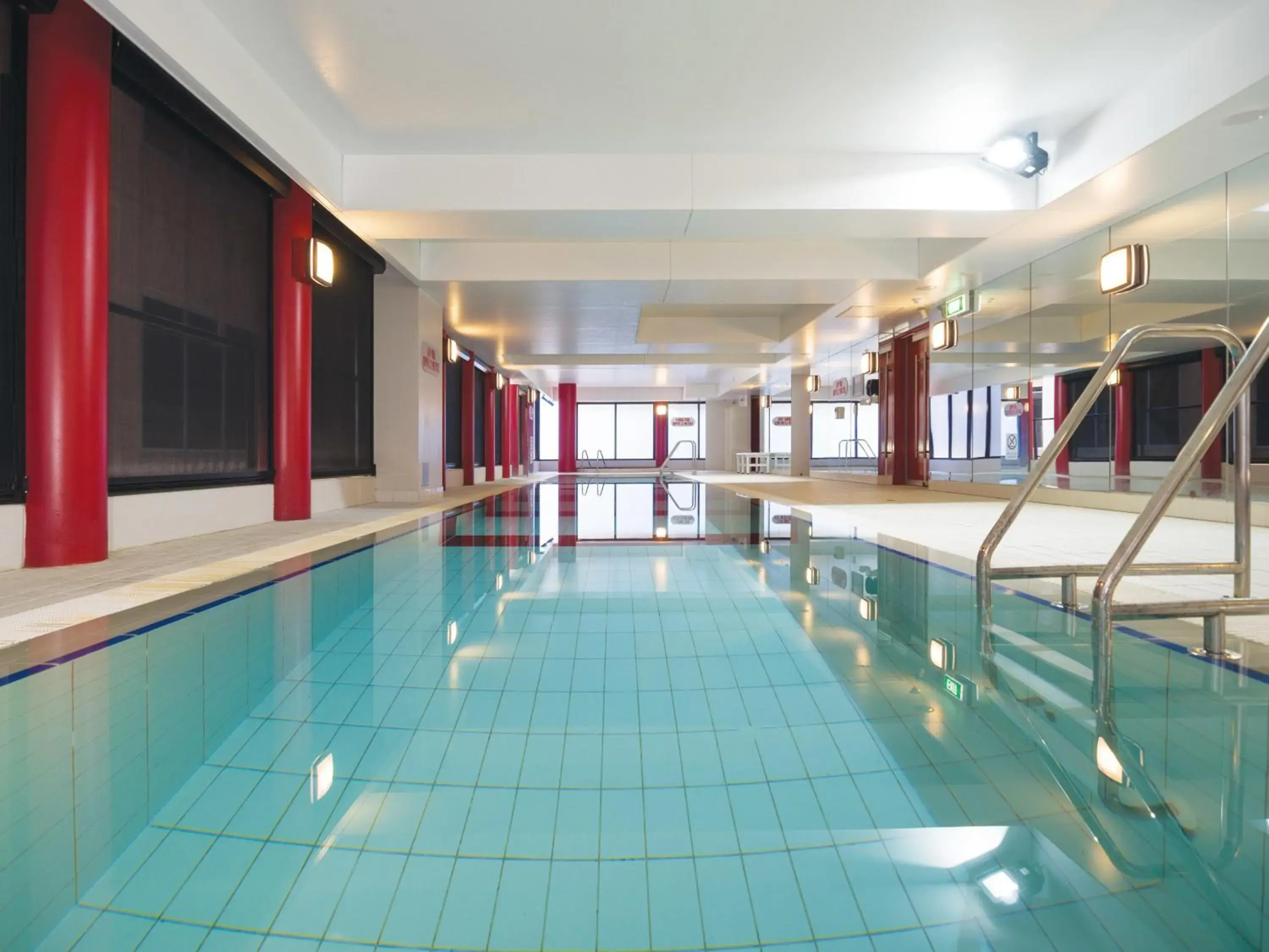 Swimming pool in Oaks Adelaide Horizons Suites Swimming pool in Oaks Adelaide Horizons Suites