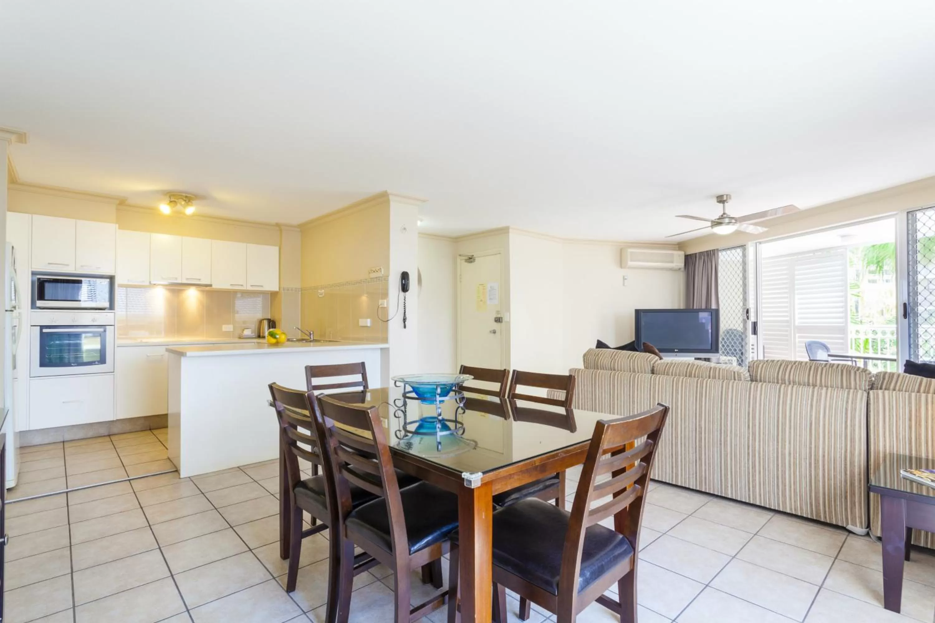 Kitchen or kitchenette in La Grande Apartments