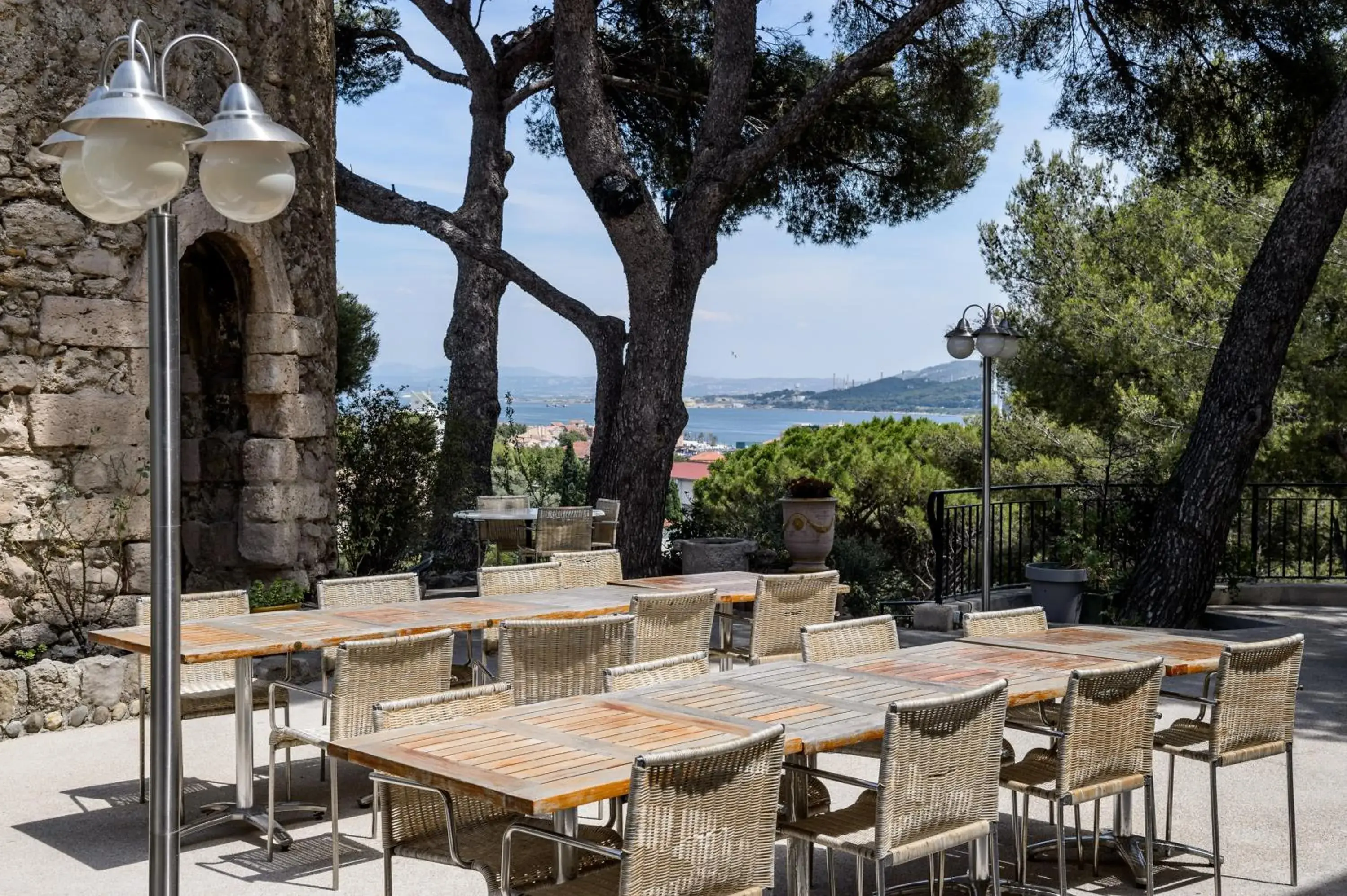 Patio, Restaurant/Places to Eat in Hôtel Saint Roch