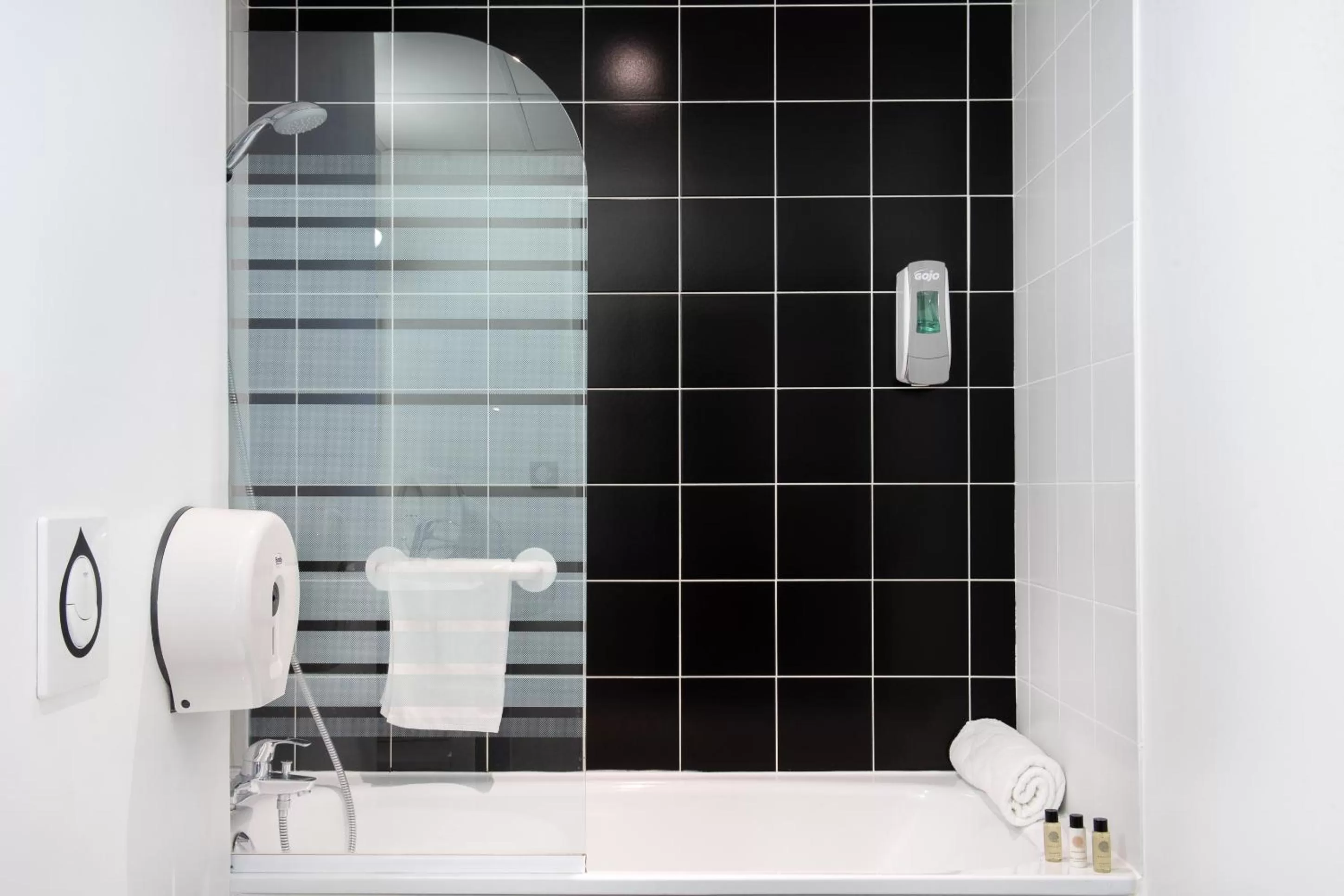 Bath in Hôtel Panorama