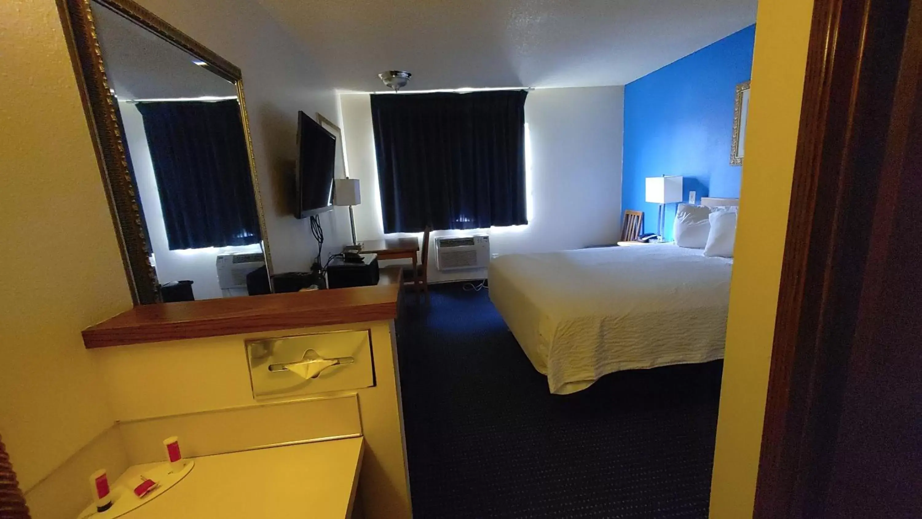 Bedroom, TV/Entertainment Center in Days Inn by Wyndham Pocatello University Area