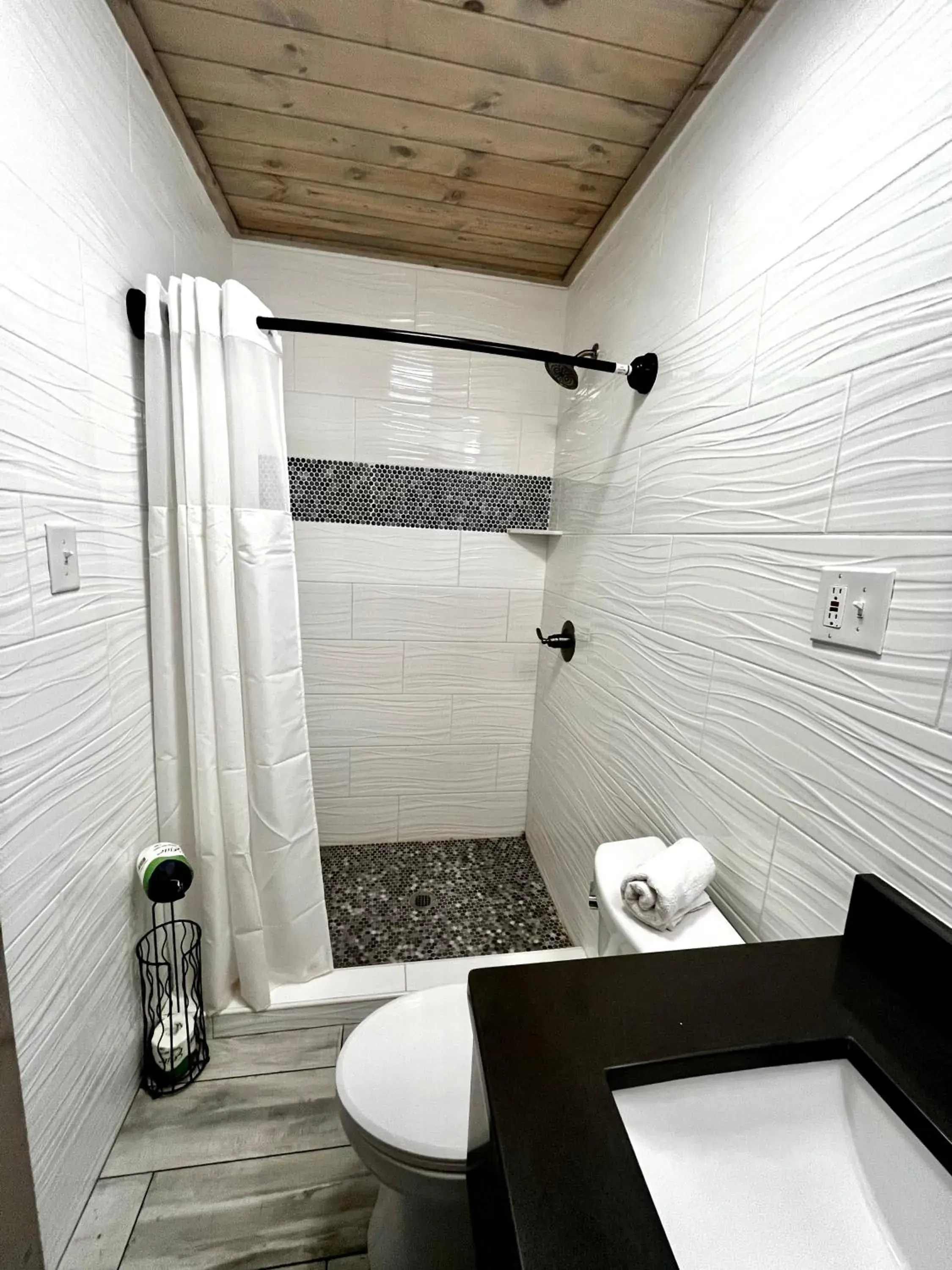 Shower, Bathroom in Gulf Coast Inn