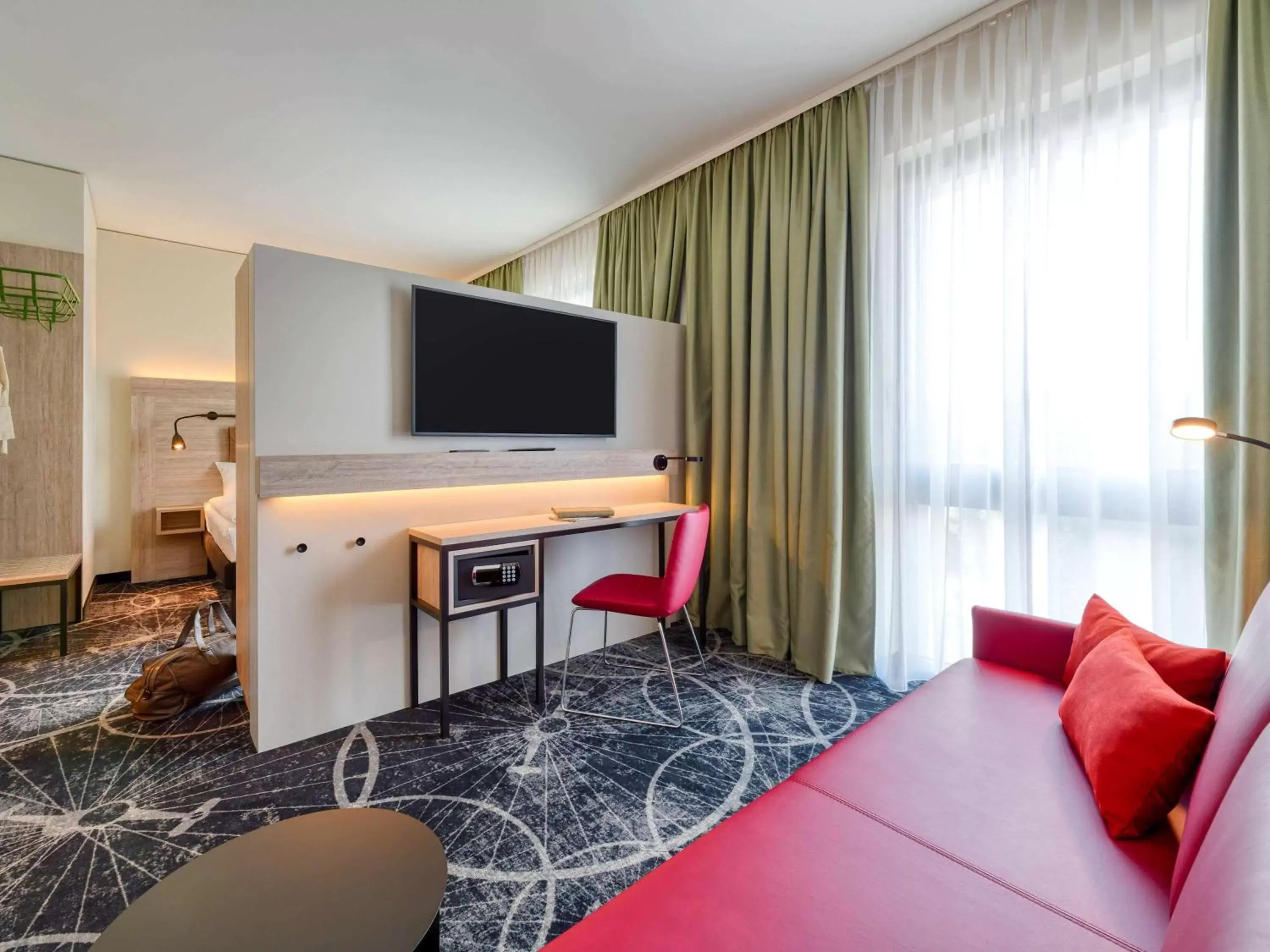 Photo of the whole room, TV/Entertainment Center in ibis Styles Magdeburg