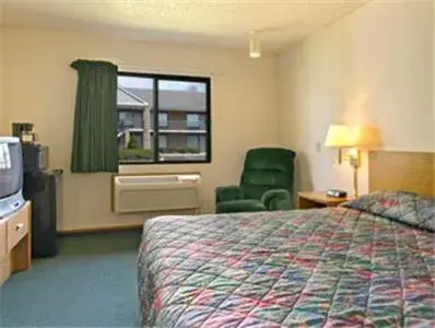 Photo of the whole room, Bed in Super 8 by Wyndham Batesville