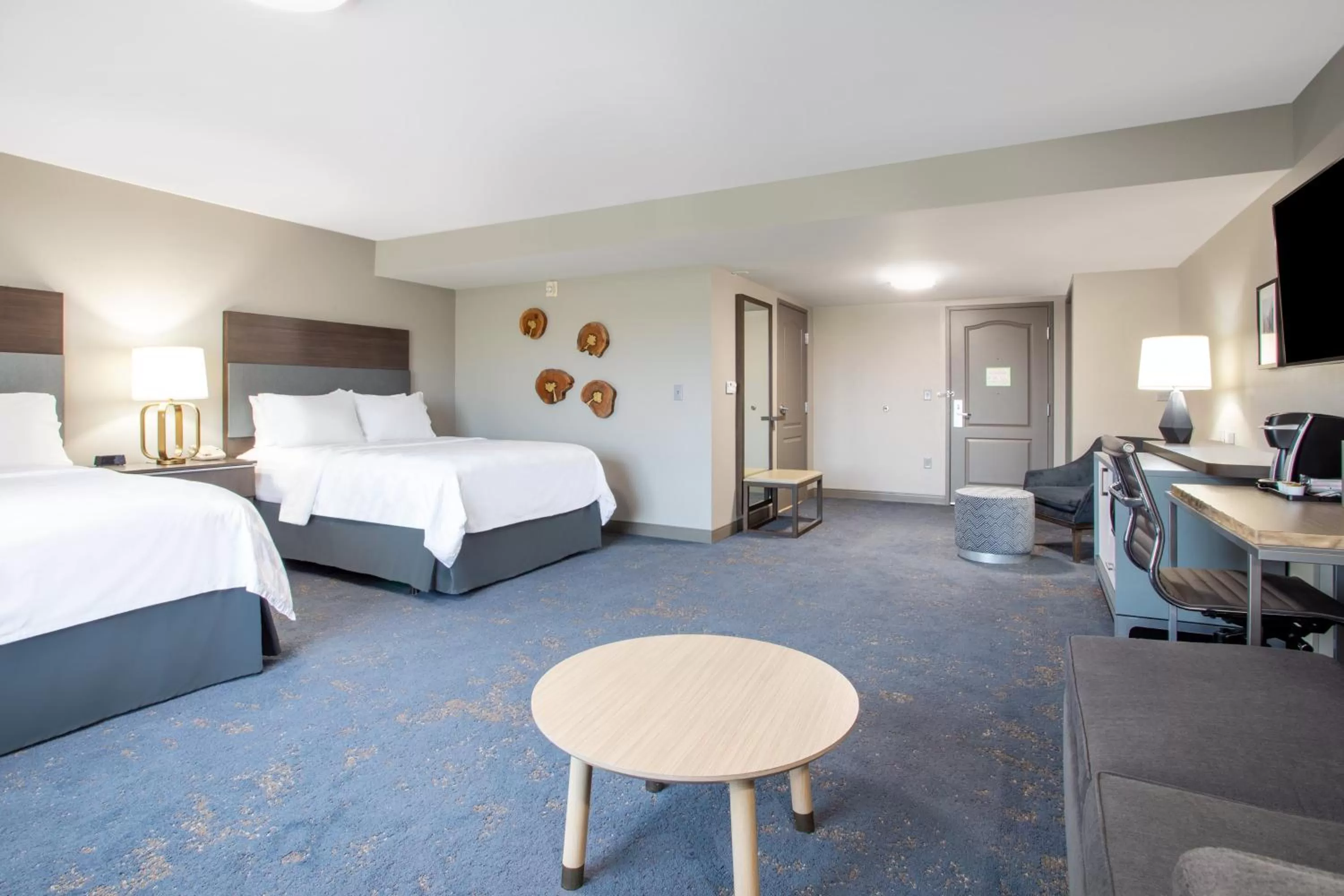 Photo of the whole room, Bed in Holiday Inn Valdosta Conference Center by IHG