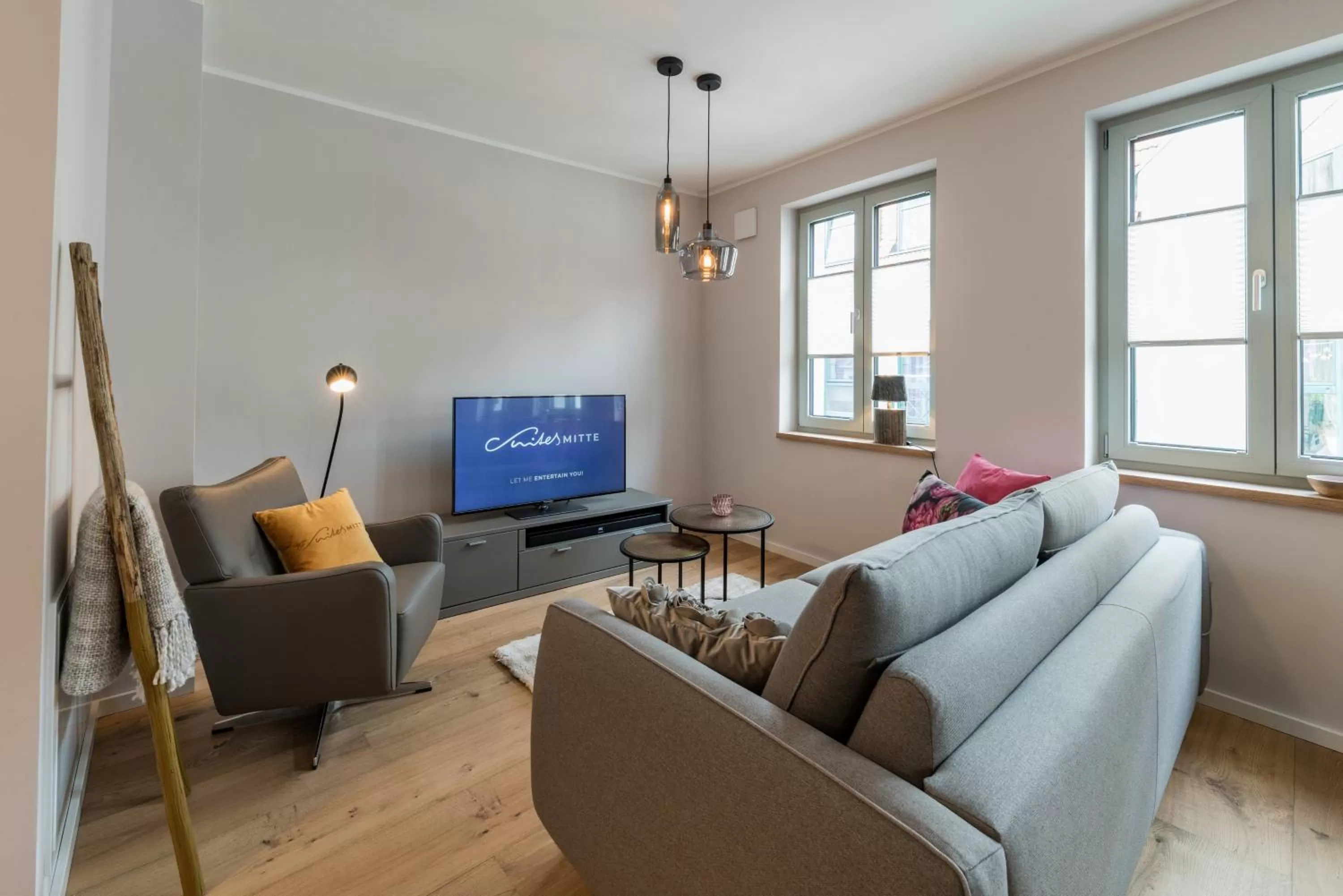 TV and multimedia in Suites MITTE - Aparthotel