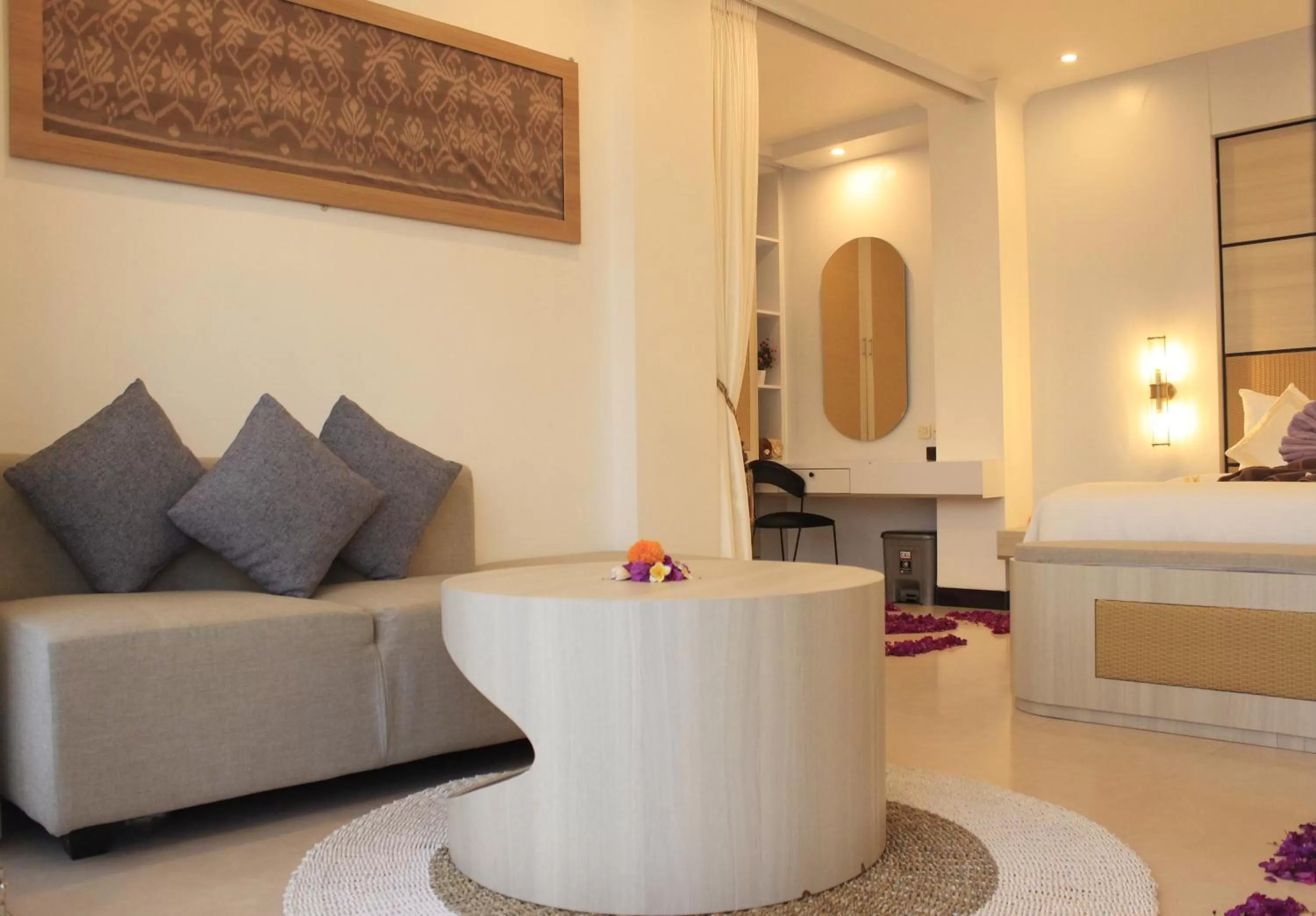 Living room, Bed in SUITE OCEAN BLUE