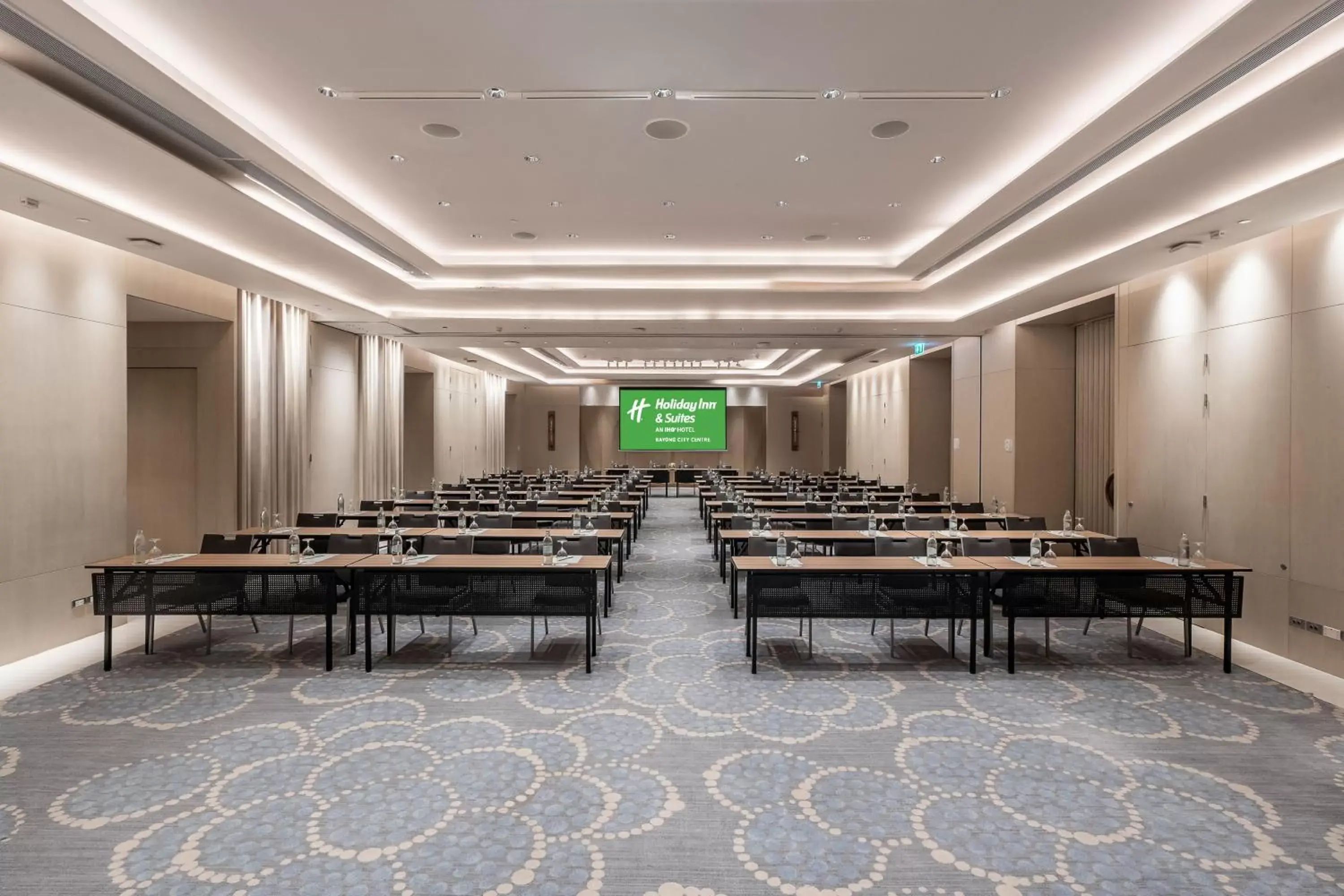 Meeting/conference room in Holiday Inn & Suites Rayong City Centre, an IHG Hotel