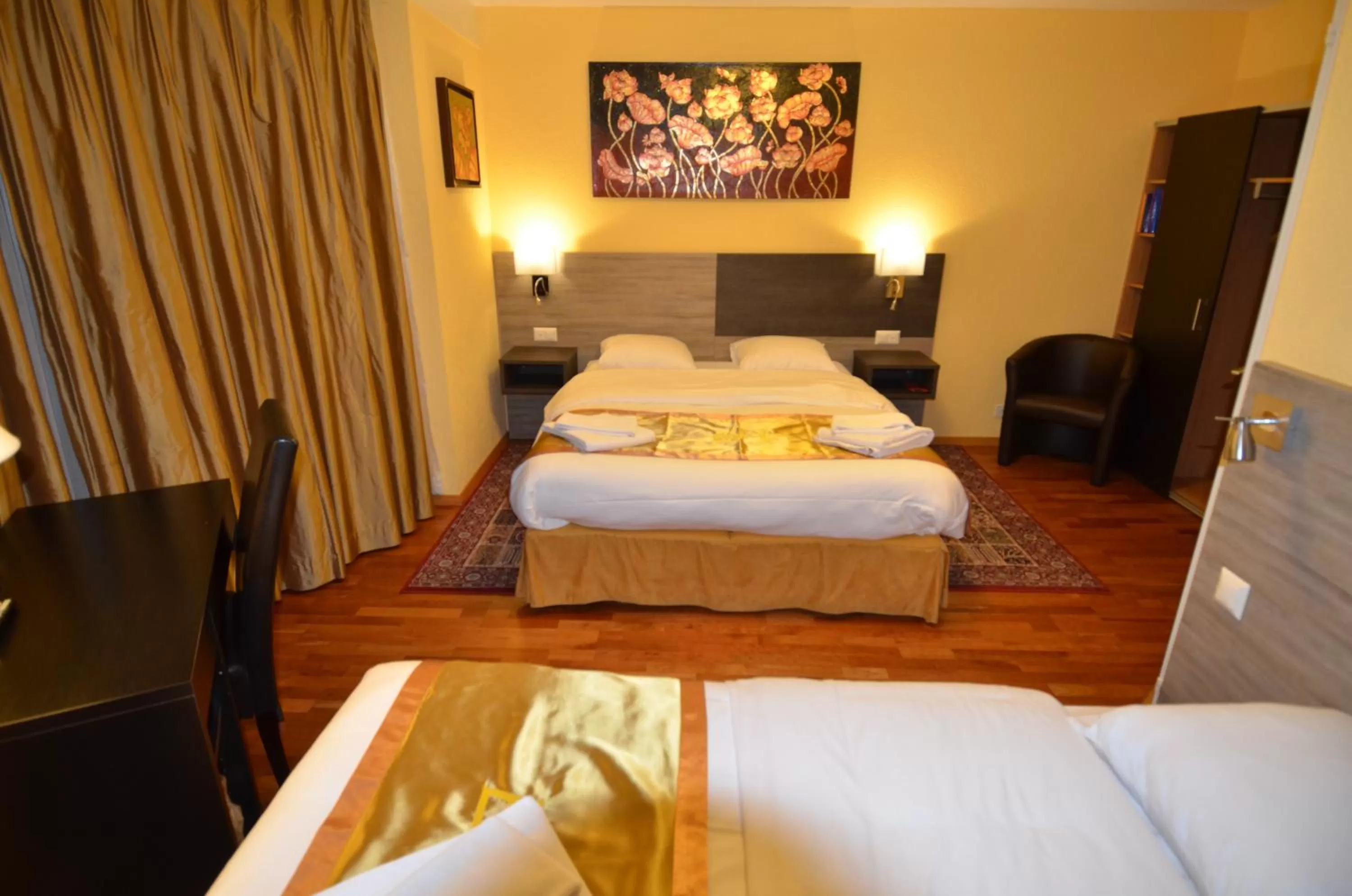 Photo of the whole room, Bed in Beausite