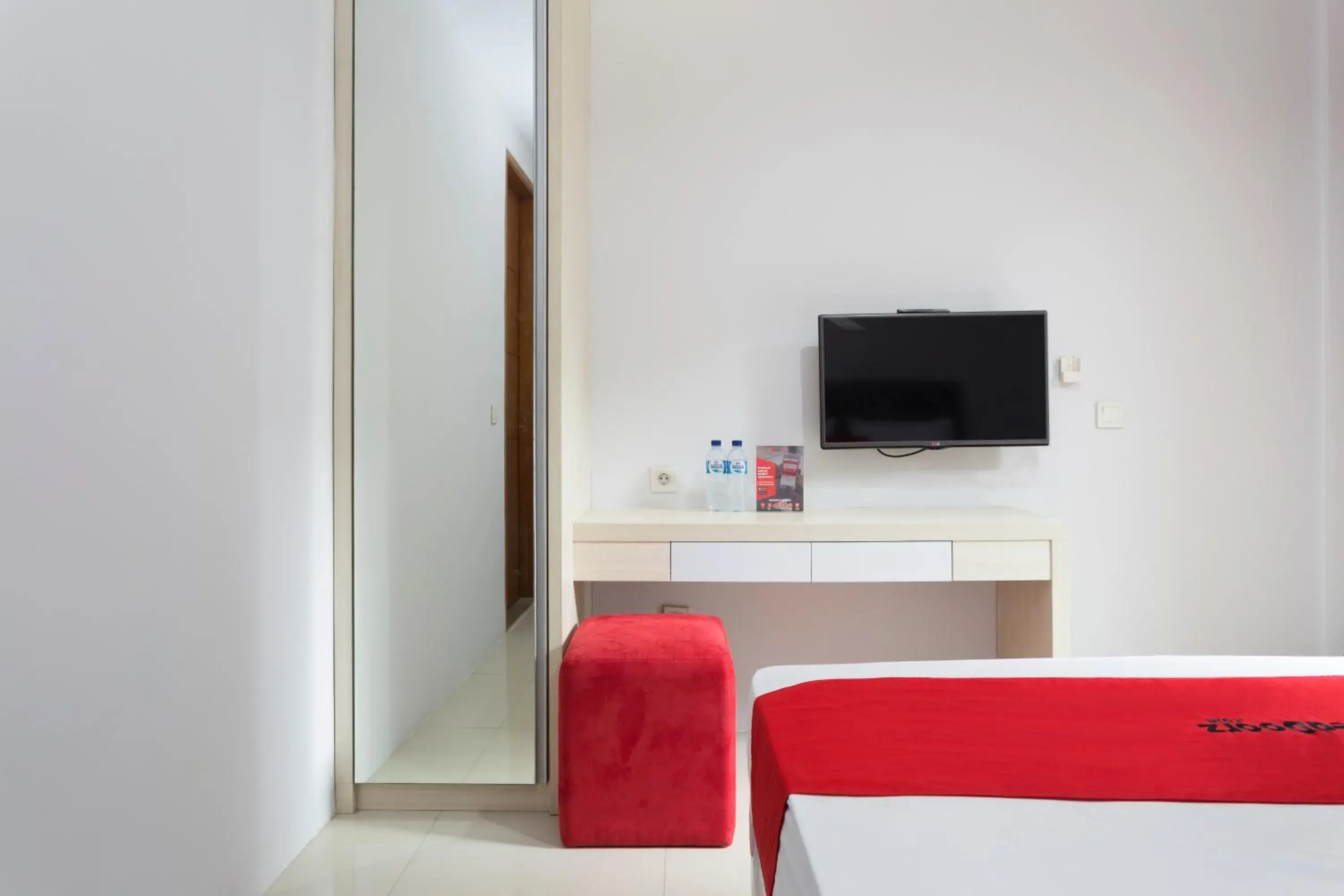 Bedroom, TV/Entertainment Center in RedDoorz Plus near Cilandak Town Square 2