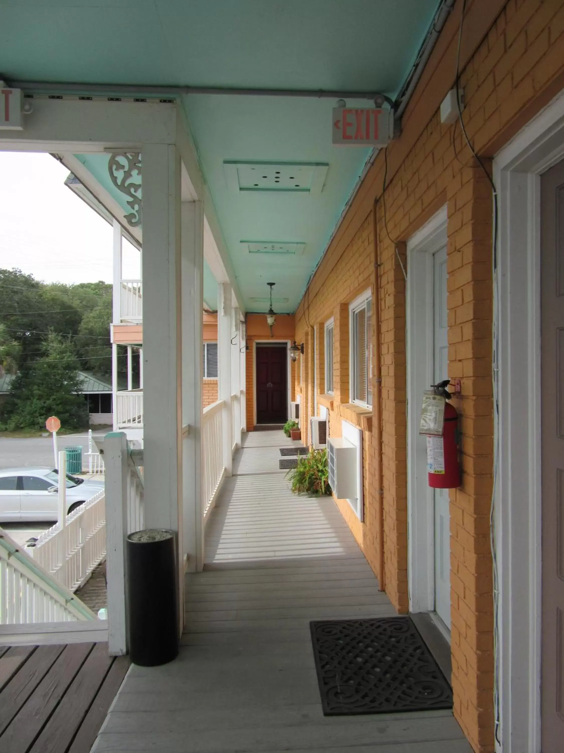 Property building, Patio/Outdoor Area in Atlantis Inn - Tybee Island