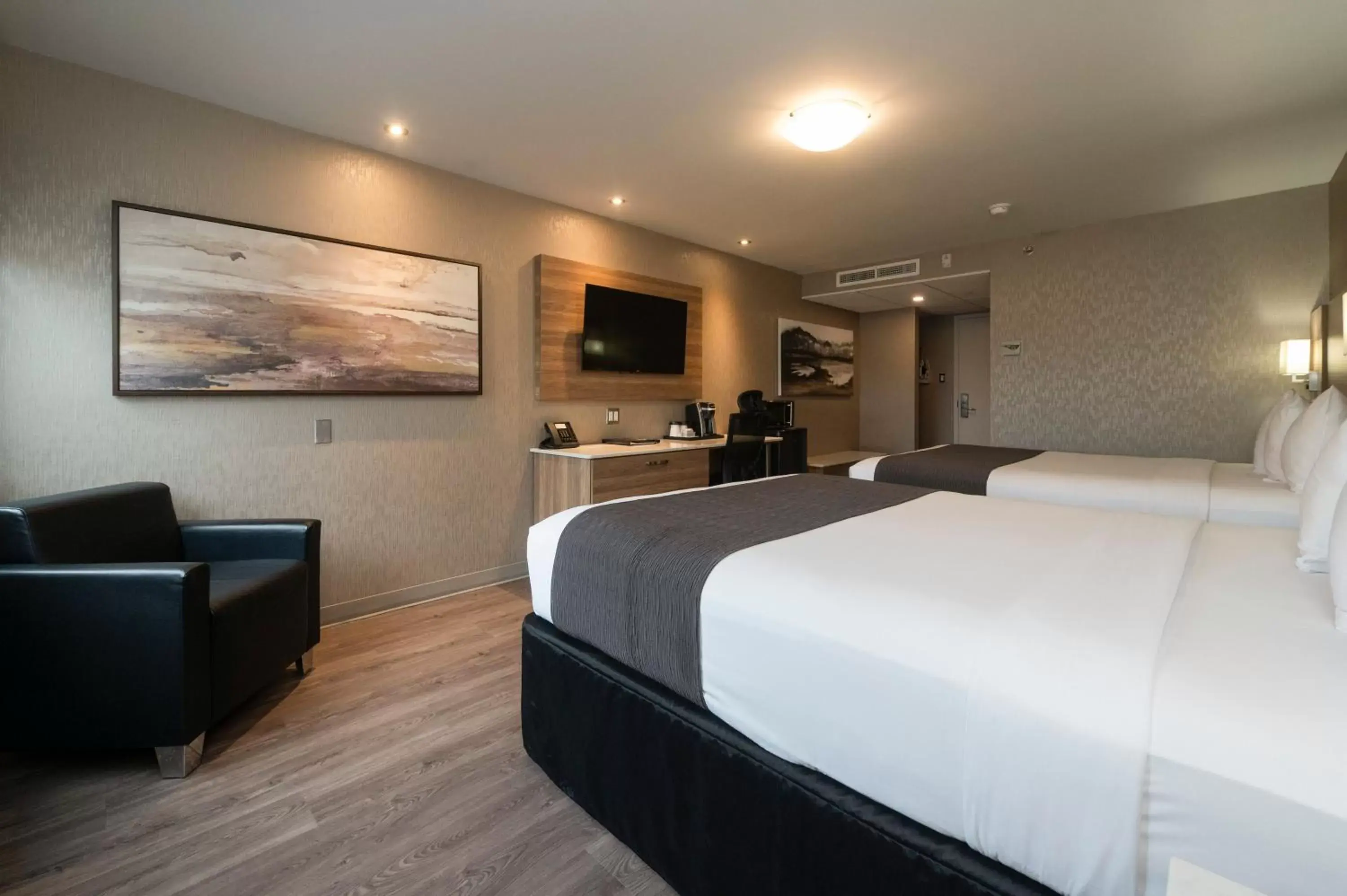 Queen Room with Two Queen Beds in Hôtel & Suites Le Dauphin Québec Queen Room with Two Queen Beds in Hôtel & Suites Le Dauphin Québec