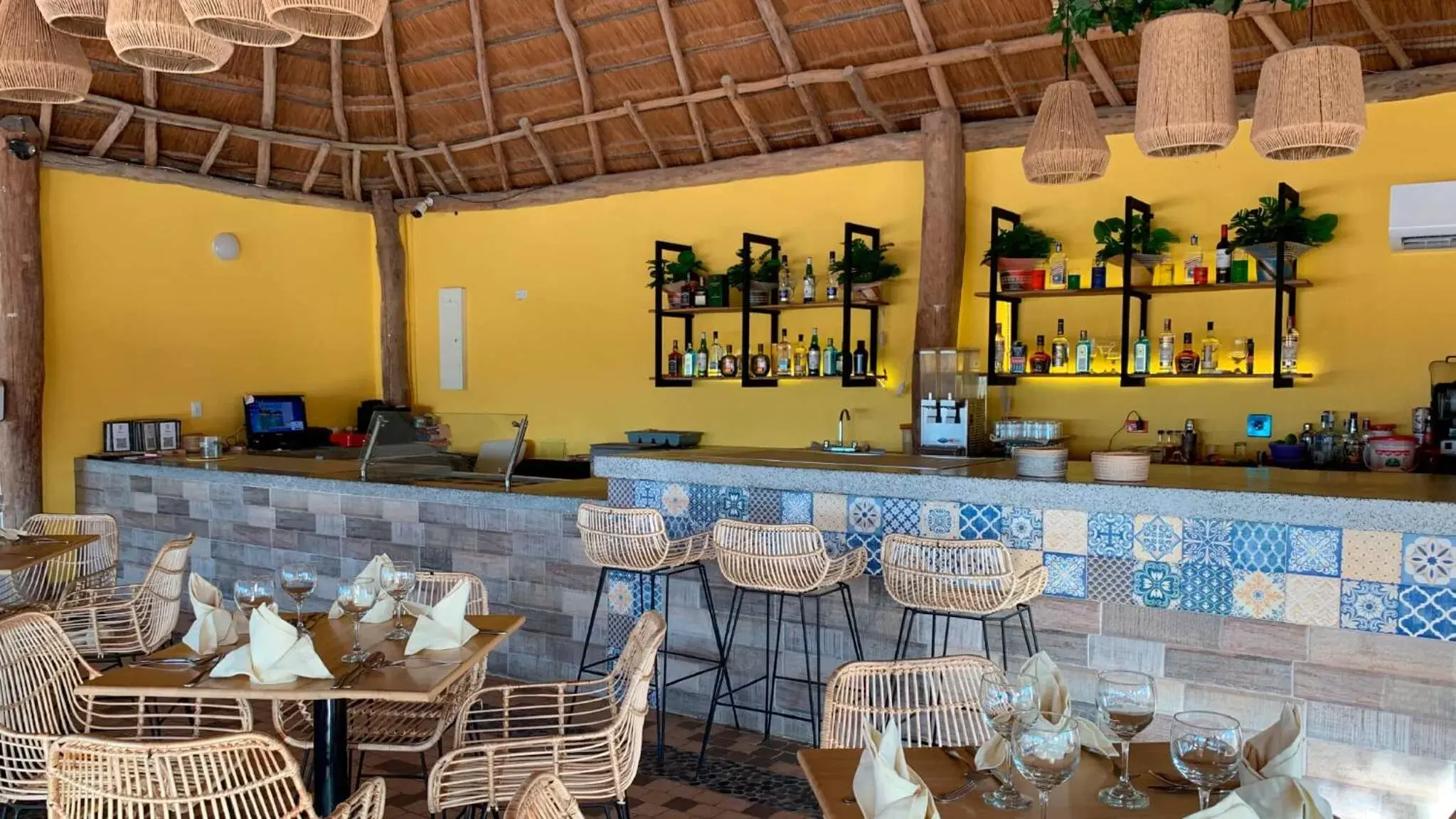 Restaurant/Places to Eat in On Vacation Wayira Beach