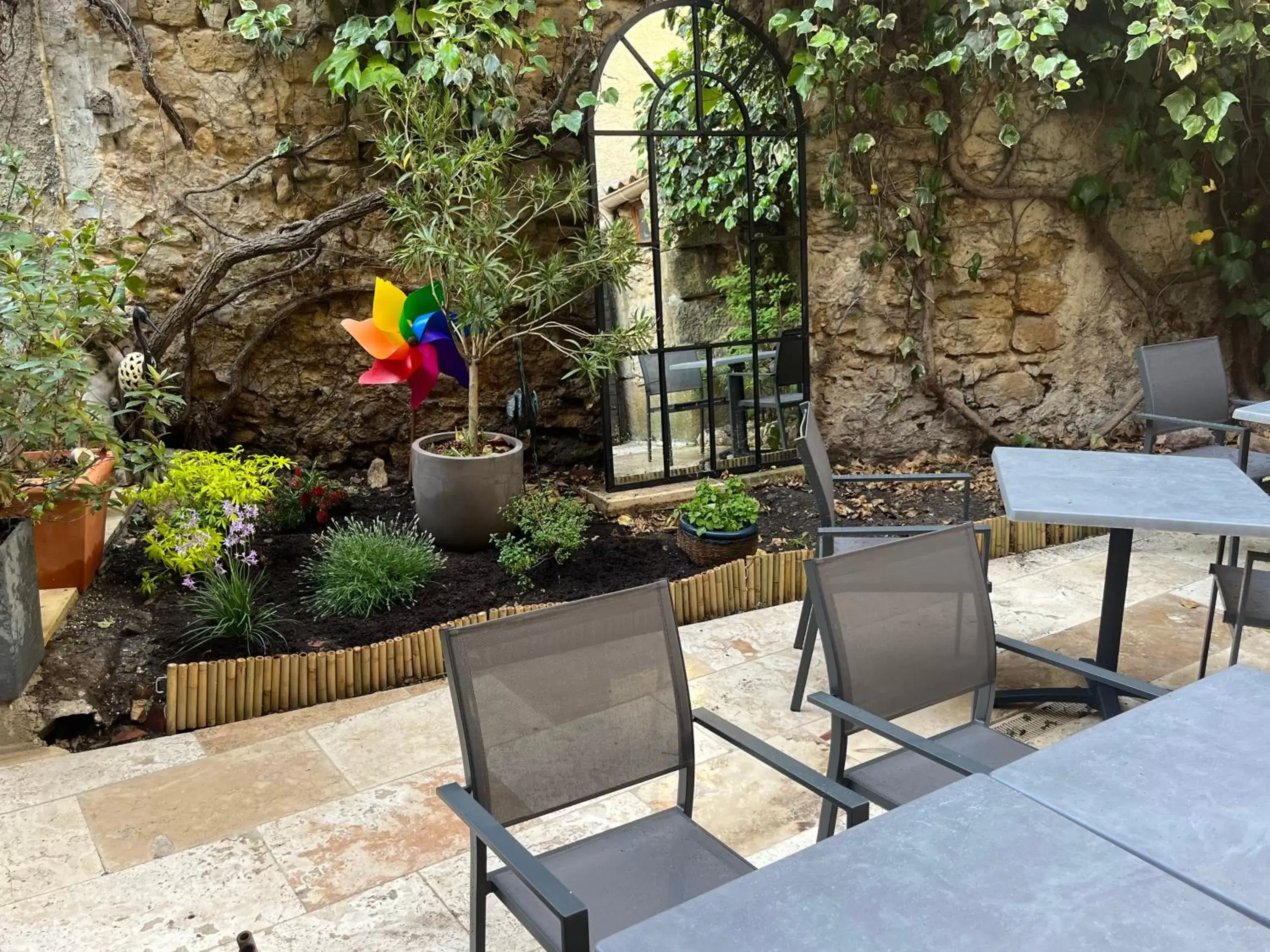 Patio in Le Clos d'Orange, Hotel & ville de Provence