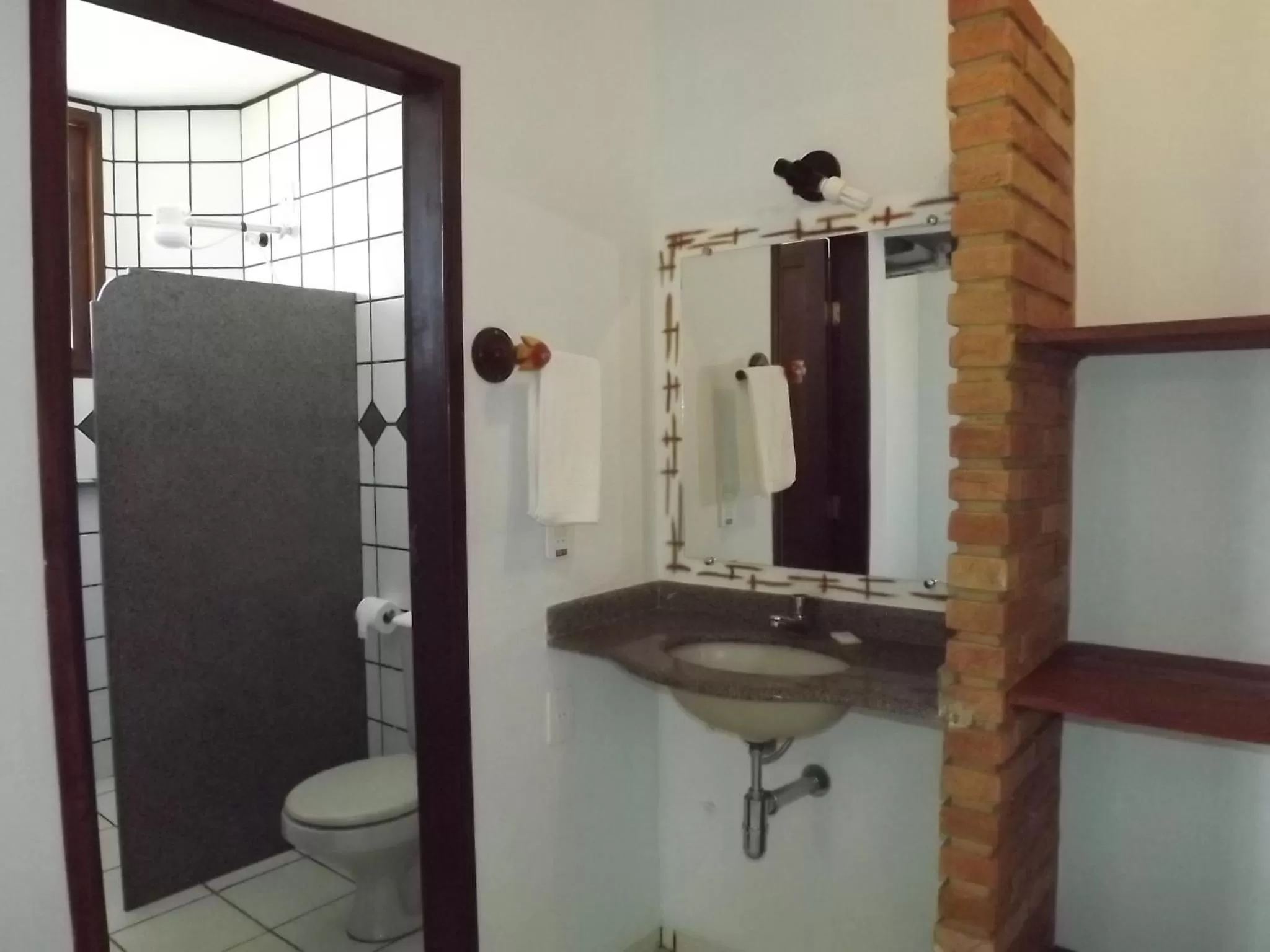 Bathroom in Pousada Coral de Fogo