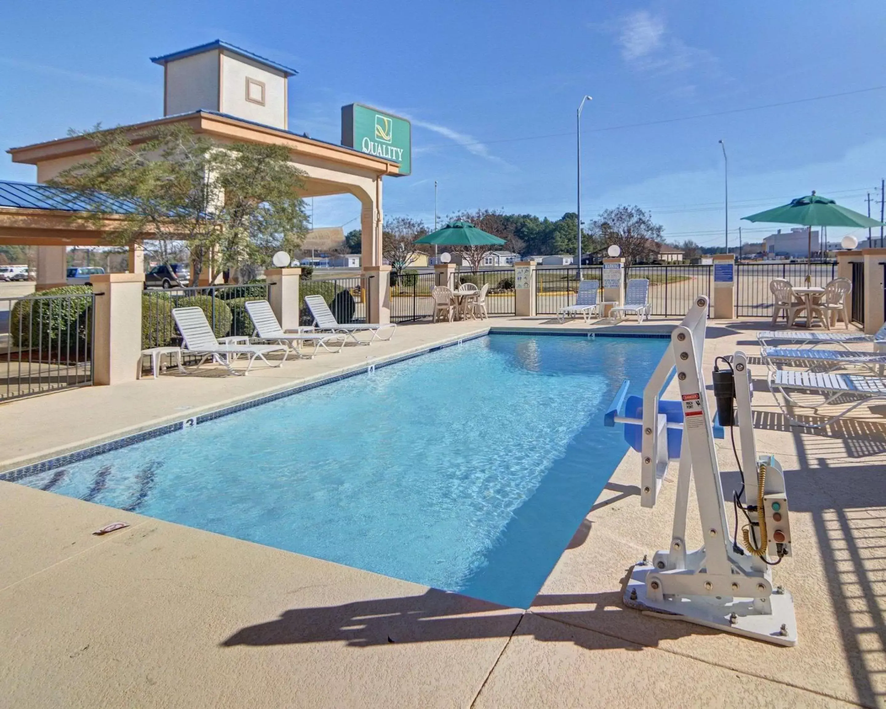 Swimming Pool in Quality Inn Marshall