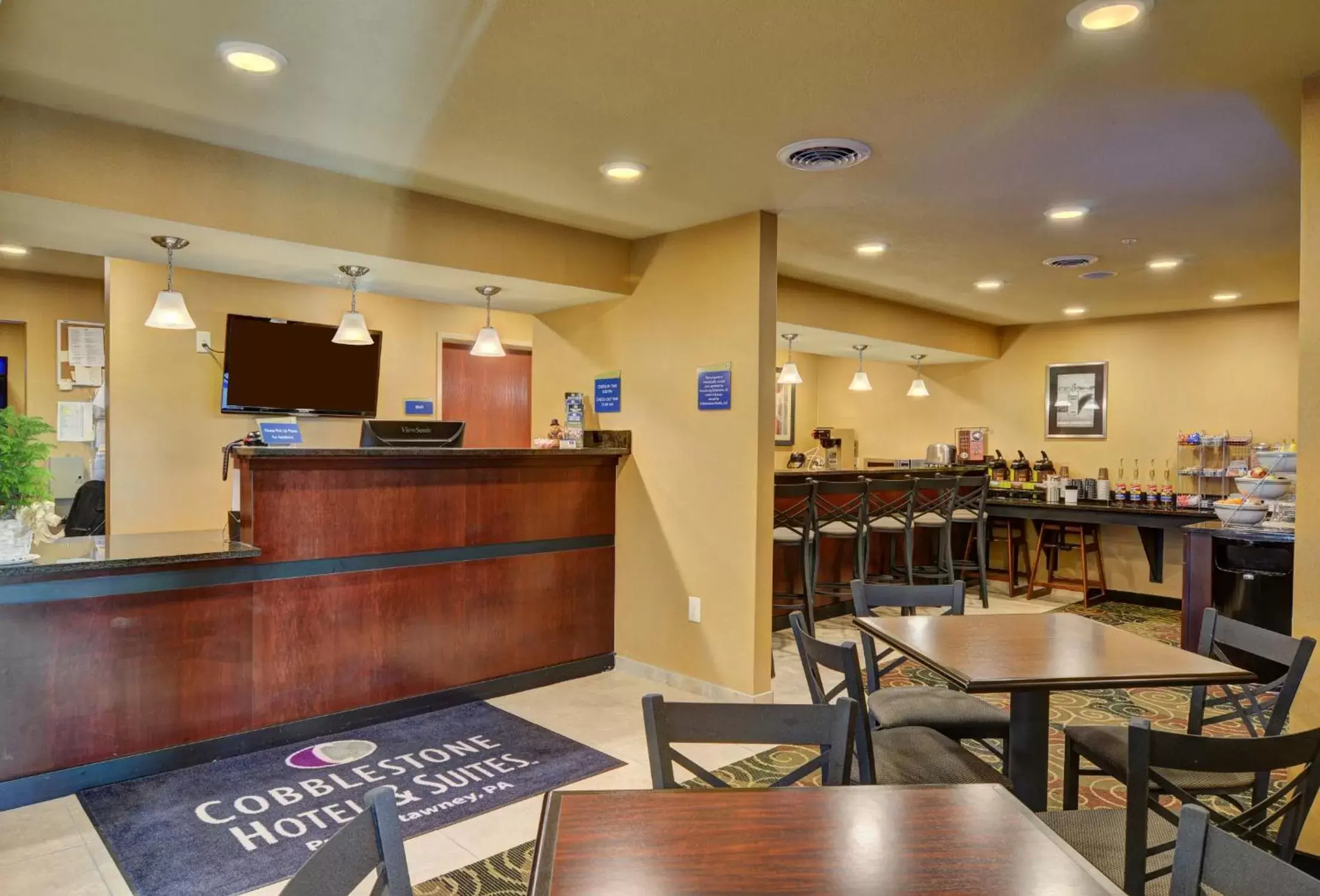 Lobby or reception, Restaurant/Places to Eat in Cobblestone Hotel & Suites - Punxsutawney