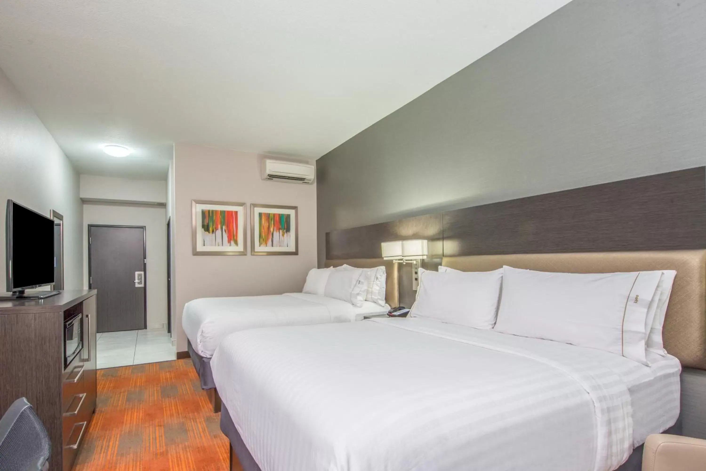 Bed in Holiday Inn Express Shawnee, an IHG Hotel