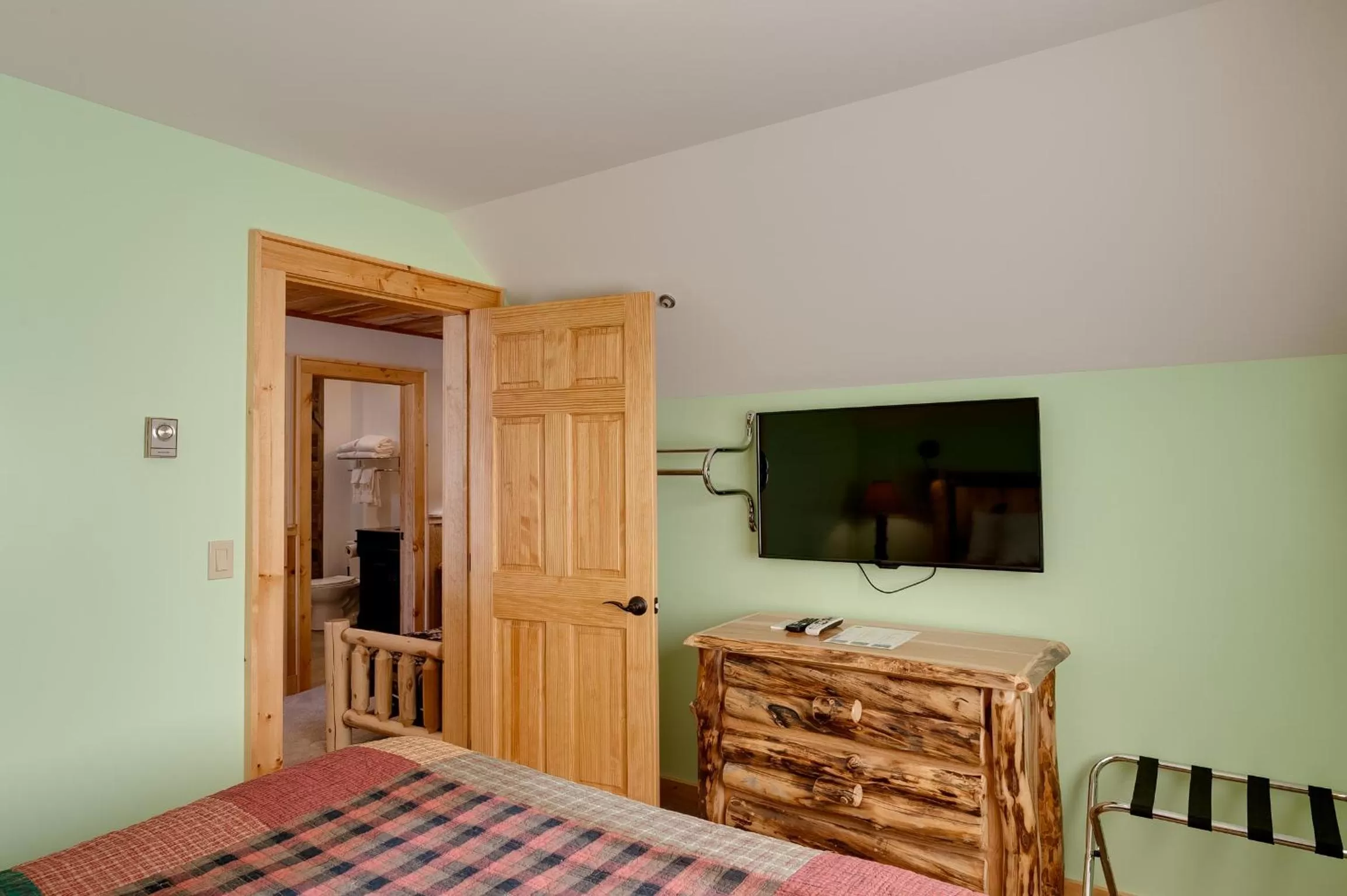 Bedroom, Bed in Cobble Mountain Lodge