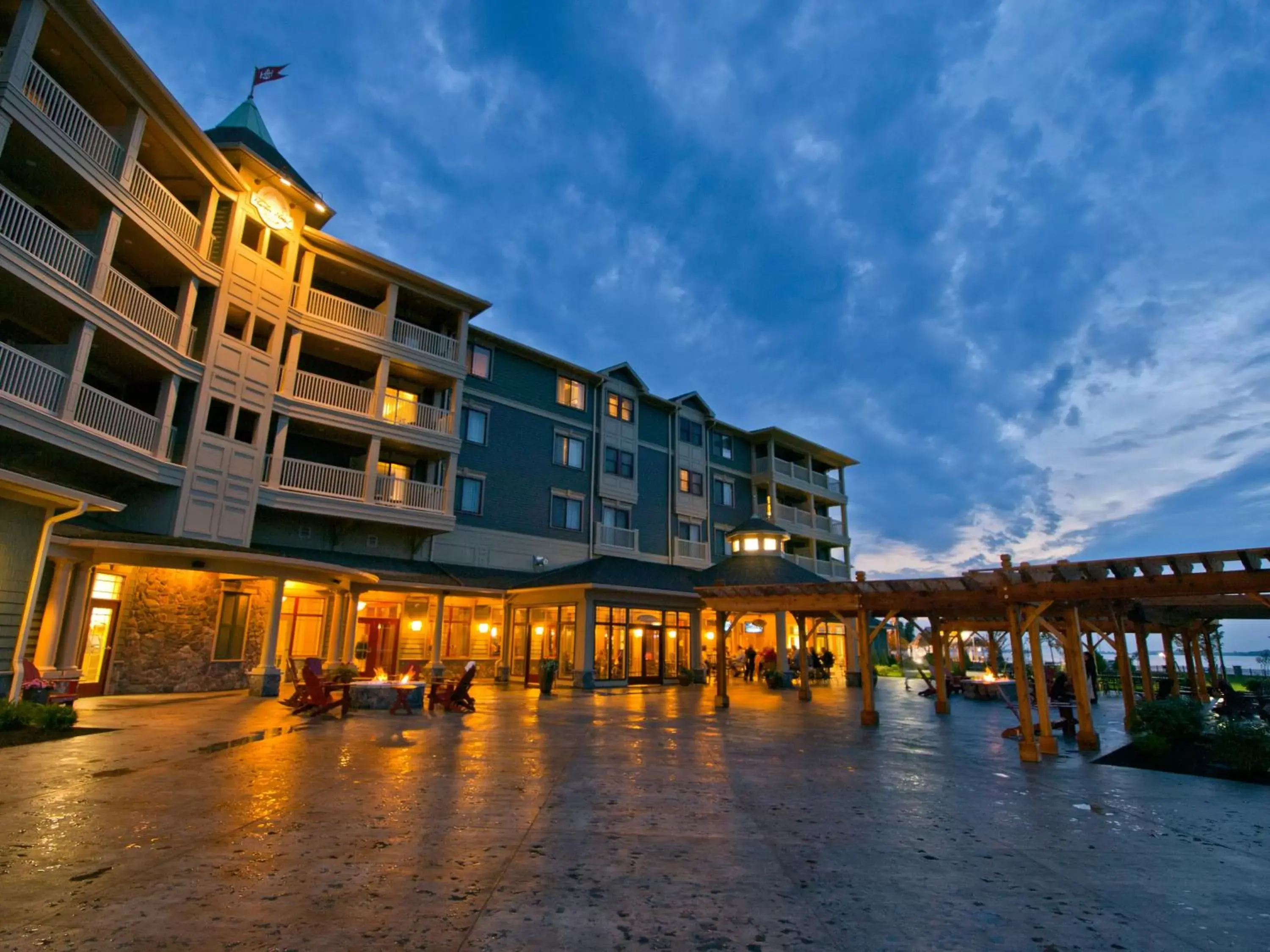 Patio, Property Building in 1000 Islands Harbor Hotel