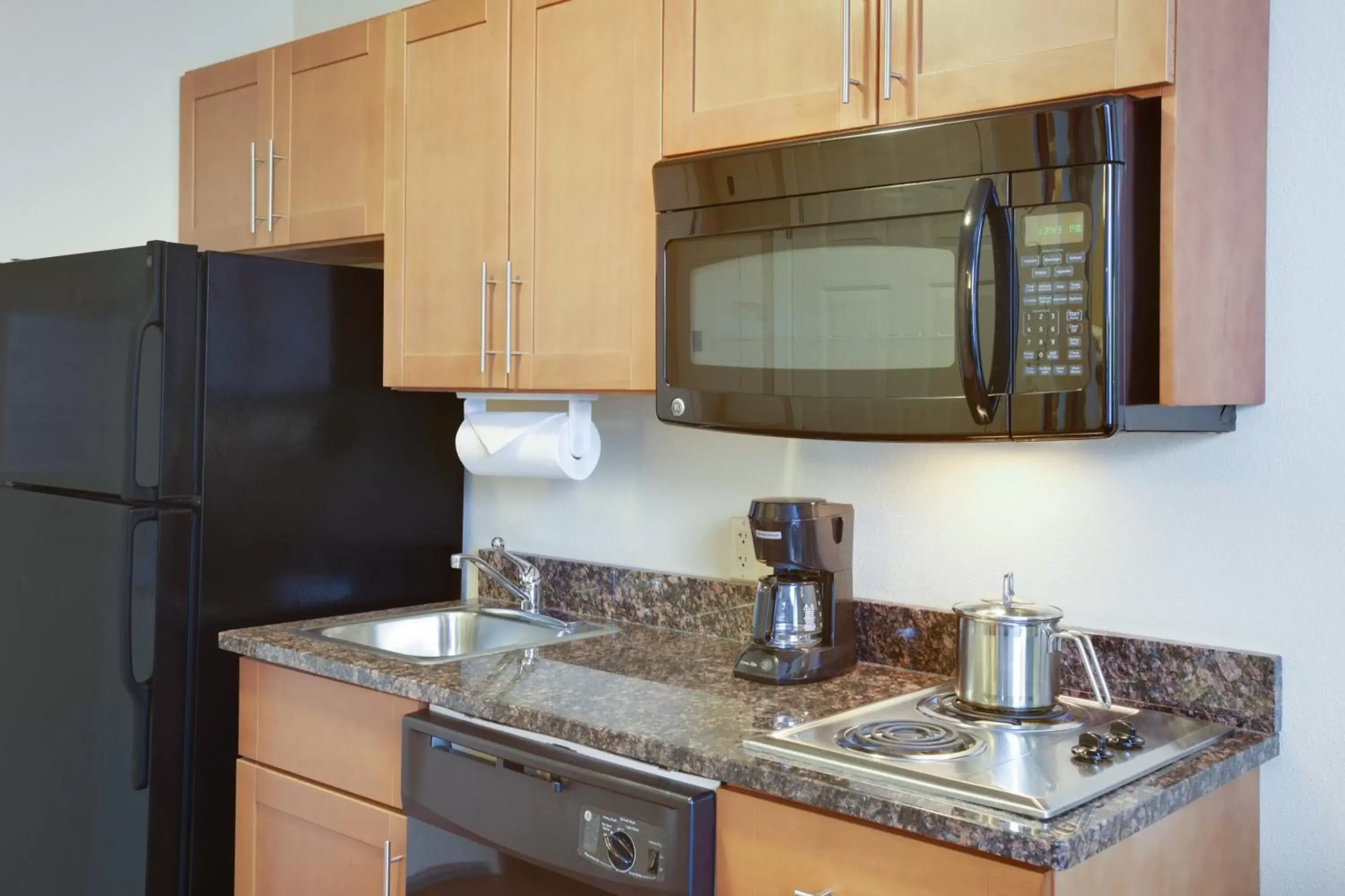 Photo of the whole room, Kitchen/Kitchenette in Candlewood Suites Richmond Airport, an IHG Hotel