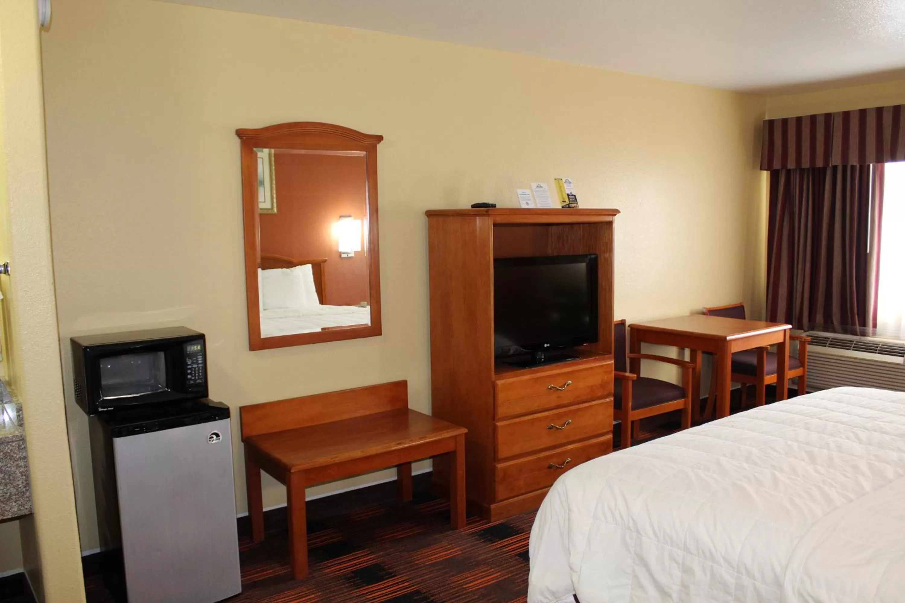 King Room with Bath Tub - Mobility Accessible/Non-Smoking in Days Inn by Wyndham Lumberton