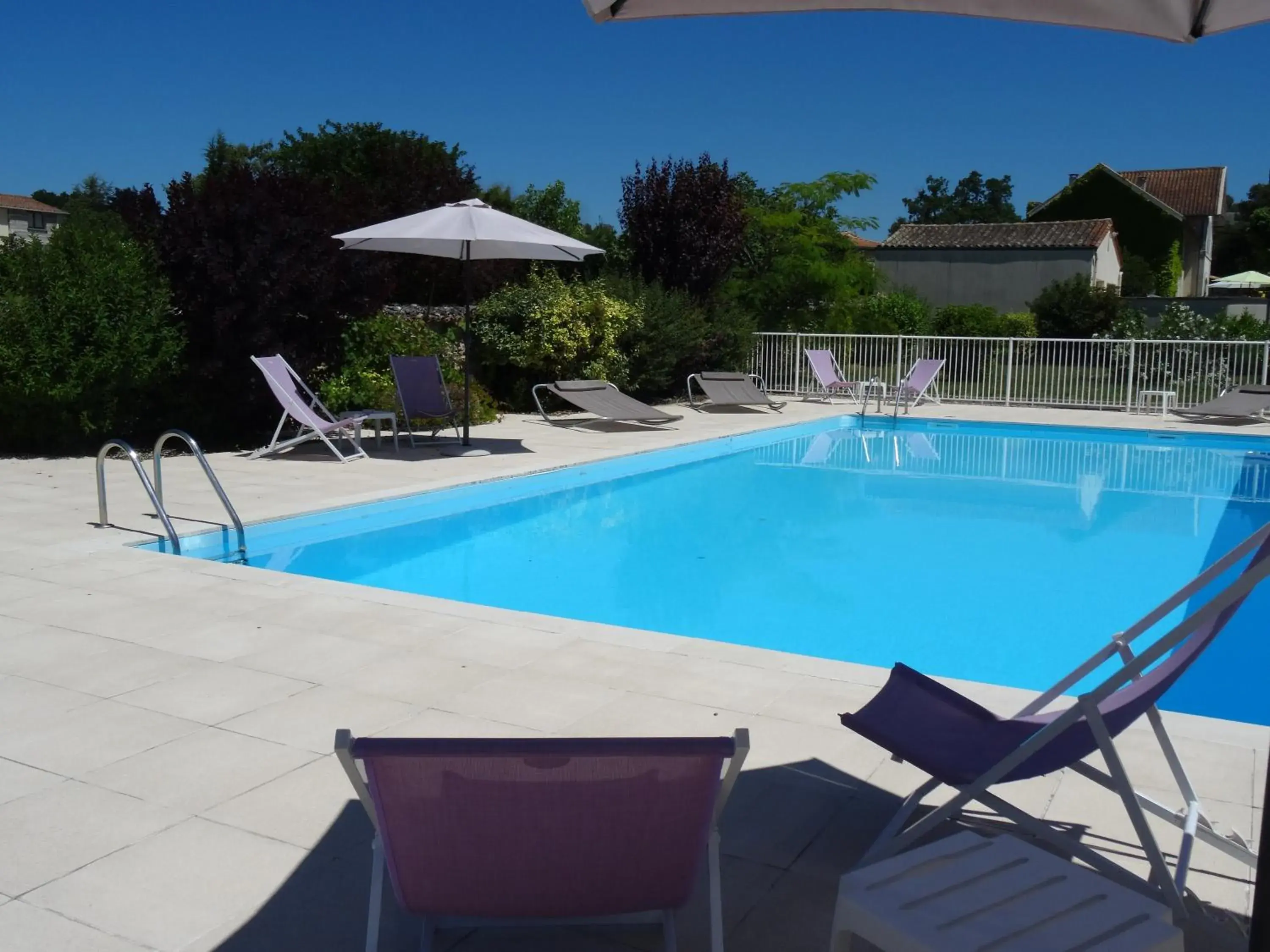 Swimming Pool in Domaine de l'Echassier, The Originals Relais