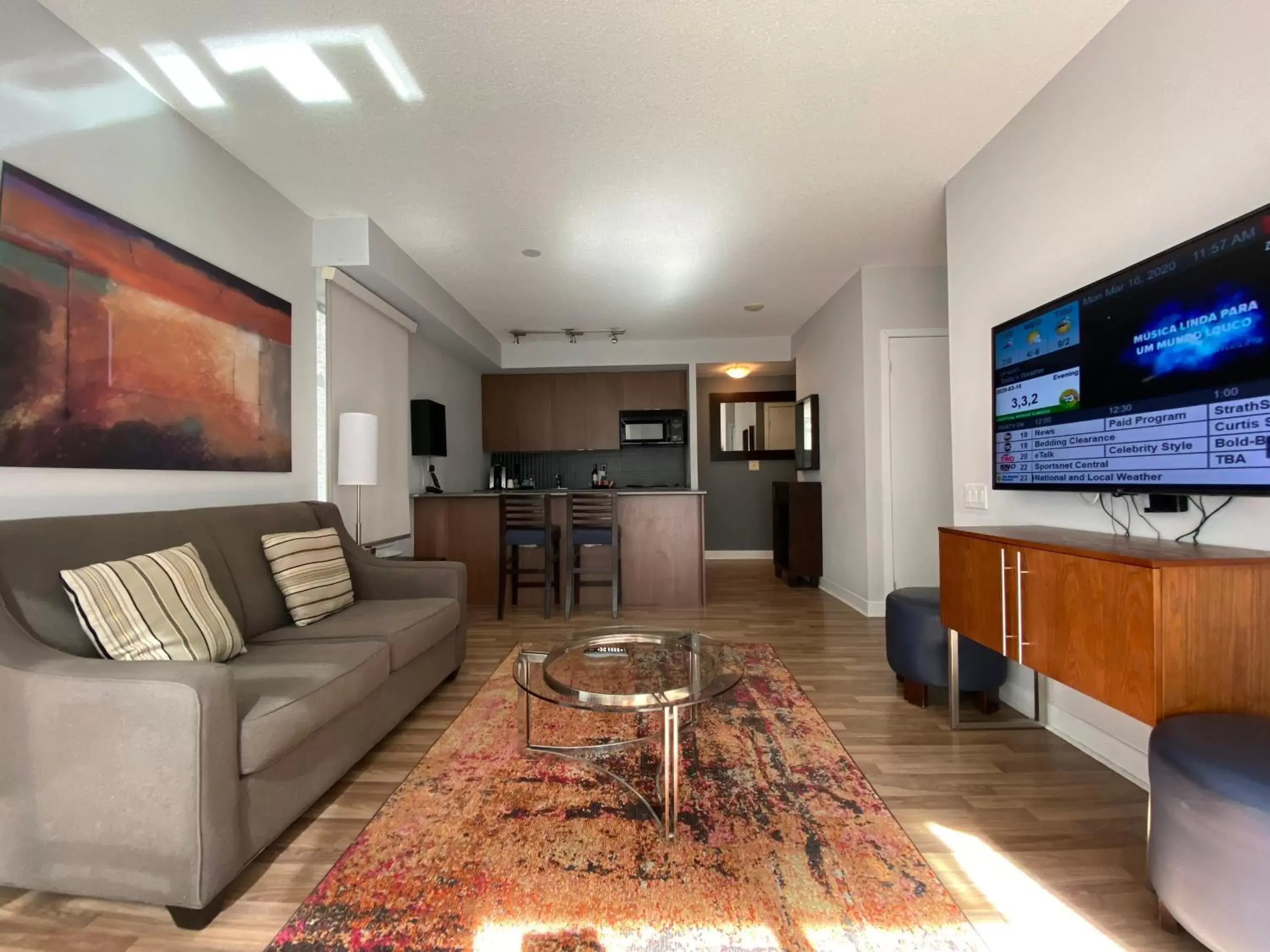 TV and multimedia, Seating Area in Executive Hotel Cosmopolitan Toronto