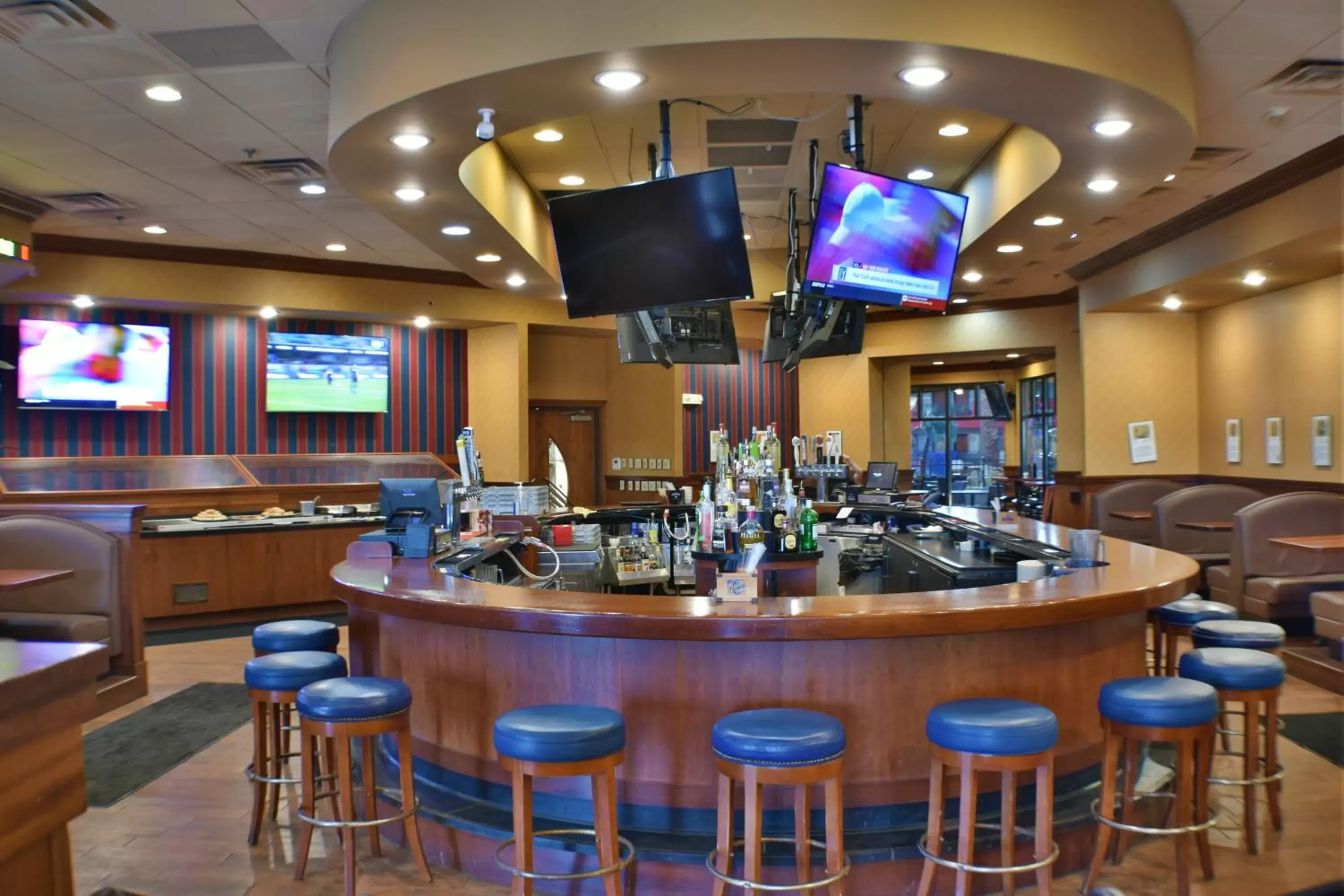 Buffet breakfast, Lounge/Bar in Ramada by Wyndham Sioux Falls Airport - Waterpark Resort & Event Center