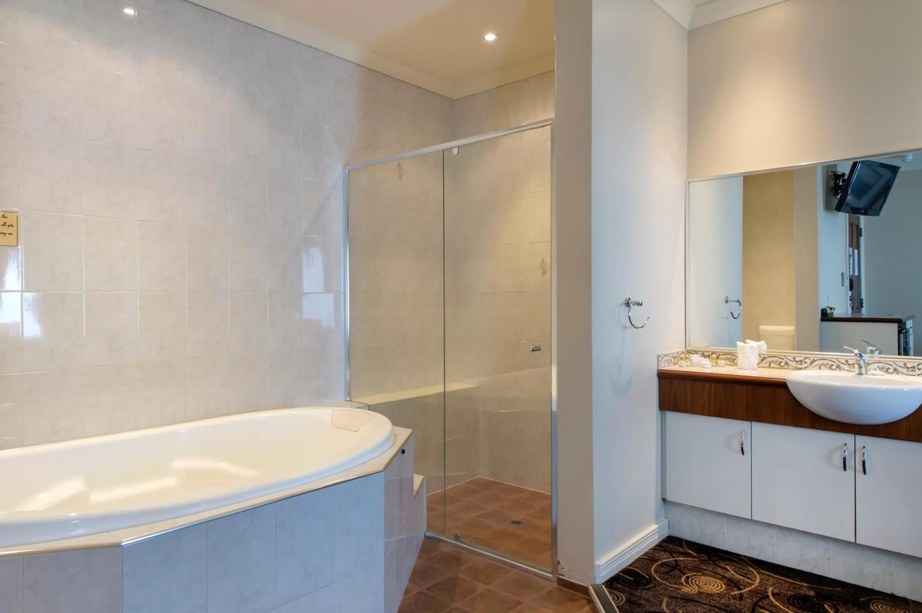 Shower, Bathroom in Quality Hotel Bayswater