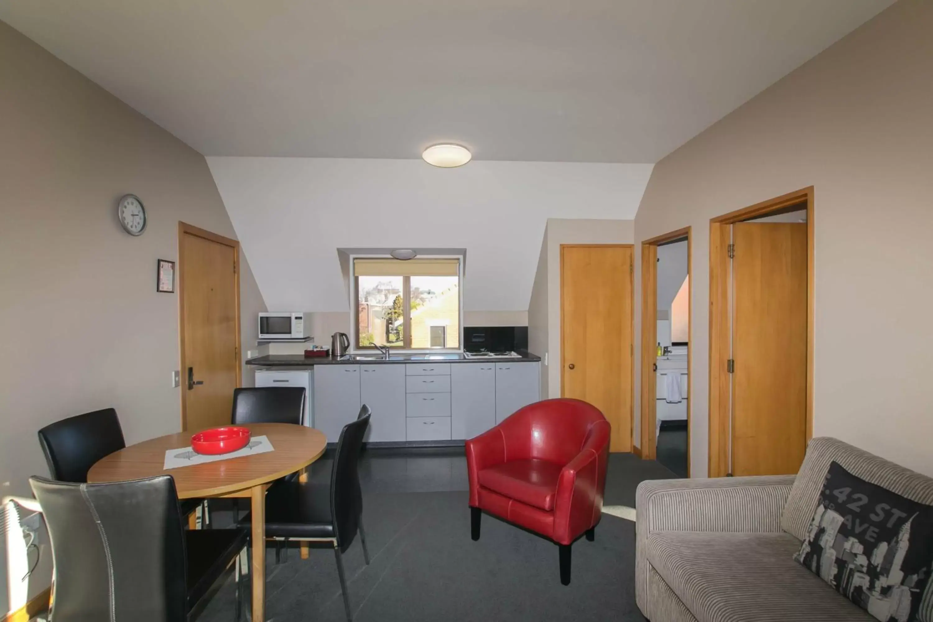 Photo of the whole room, Kitchen/Kitchenette in Allan Court Motel