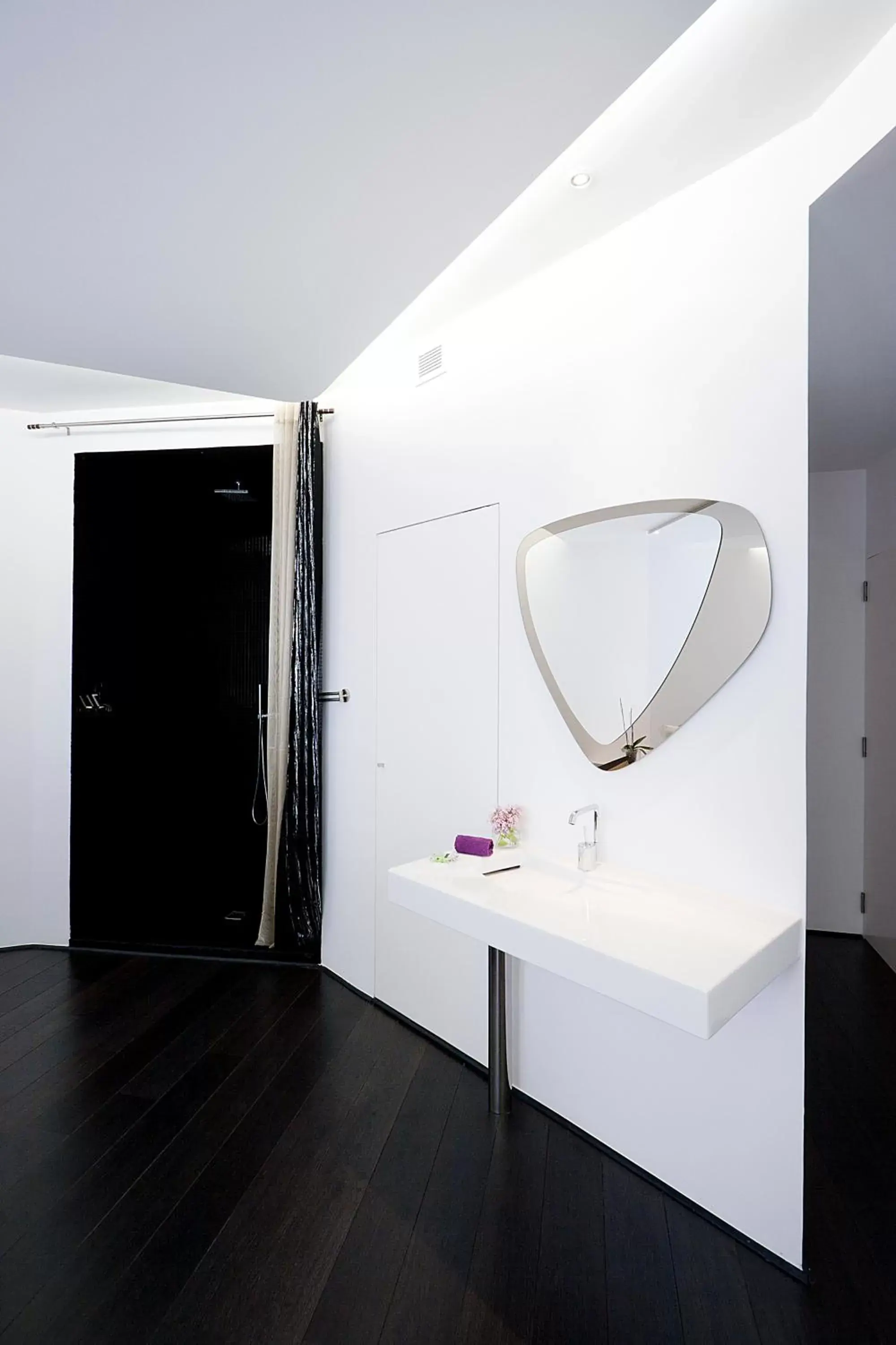 Photo of the whole room, Bathroom in Absoluto Design Hotel