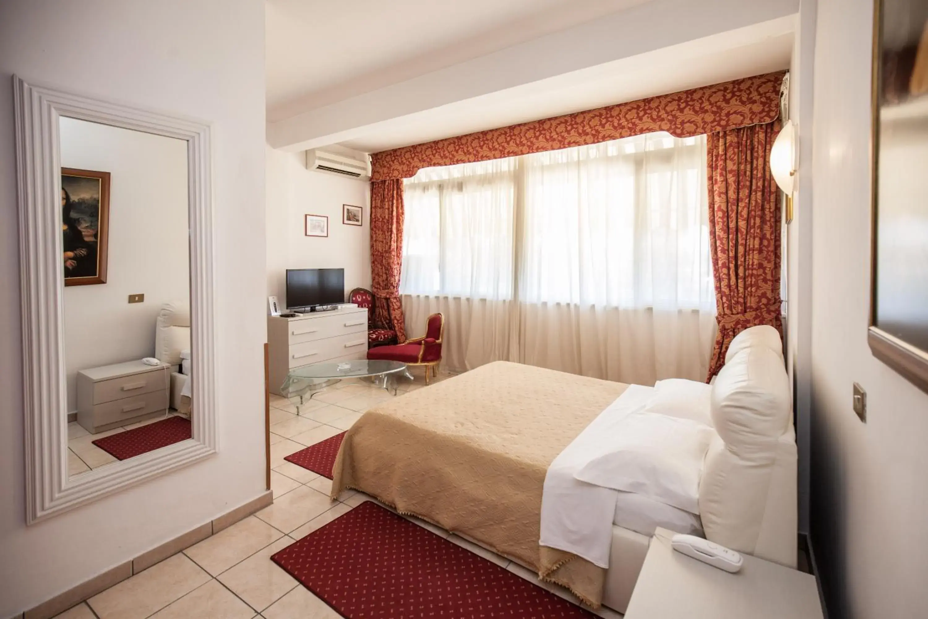 Photo of the whole room, Bed in Hotel Giulietta e Romeo